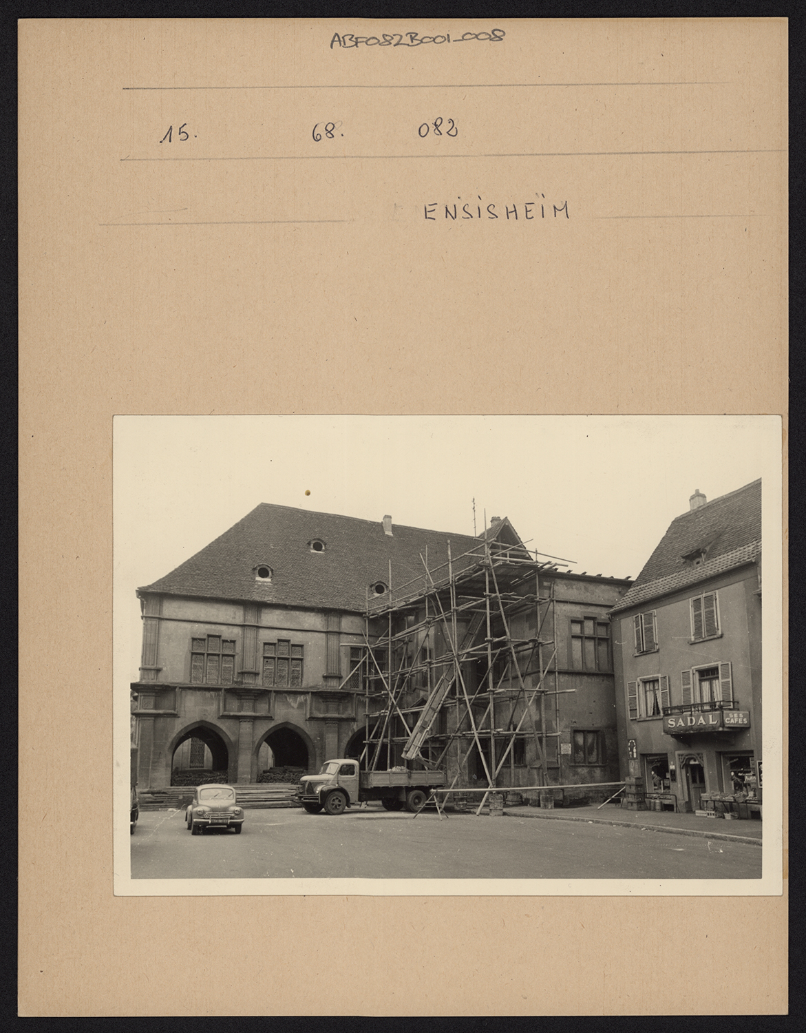 Vue de la façade est en cours de restauration.