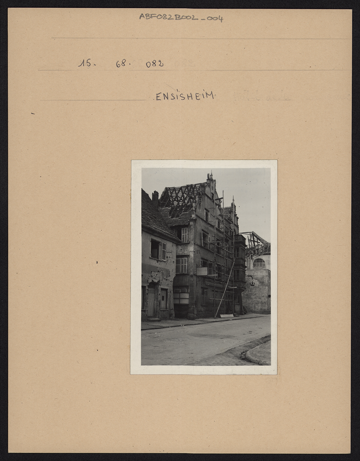 Dommages de guerre, vue d’ensemble de la façade sur rue.