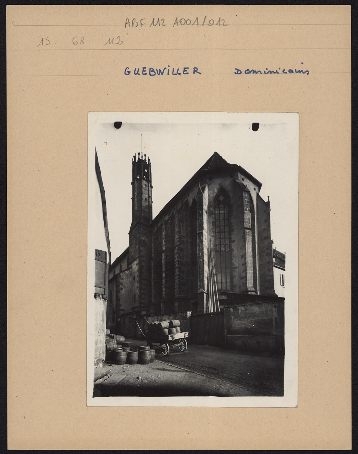 Vue d’ensemble du chevet de l’église du côté sud-est.