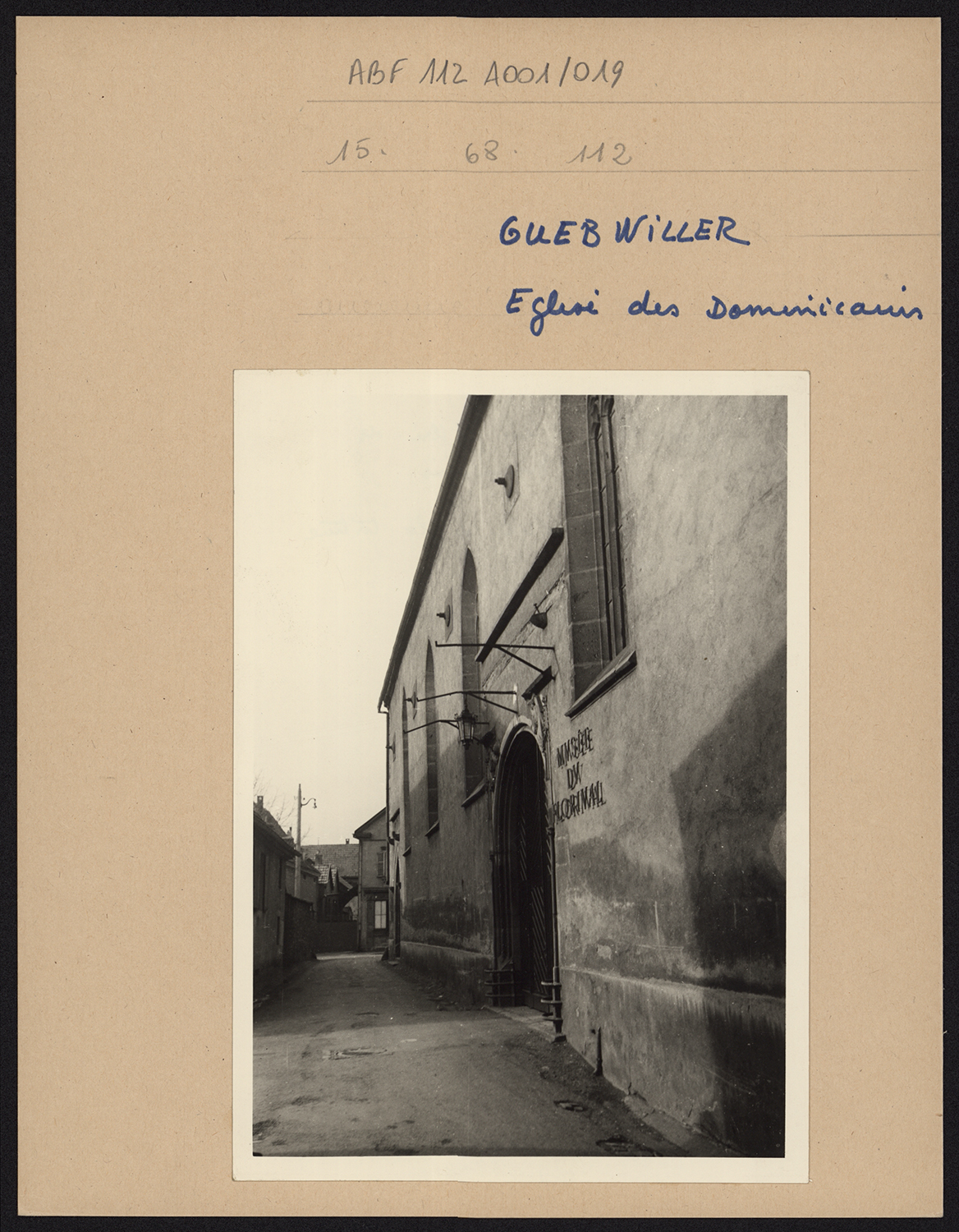 Vue d’ensemble de la façade sud de l’église.