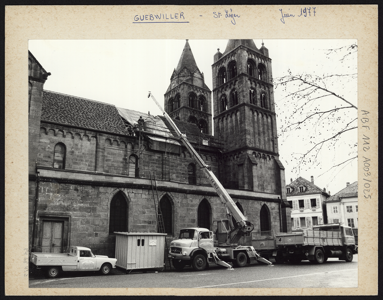 Travaux de couverture, vue d’ensemble de la façade nord.