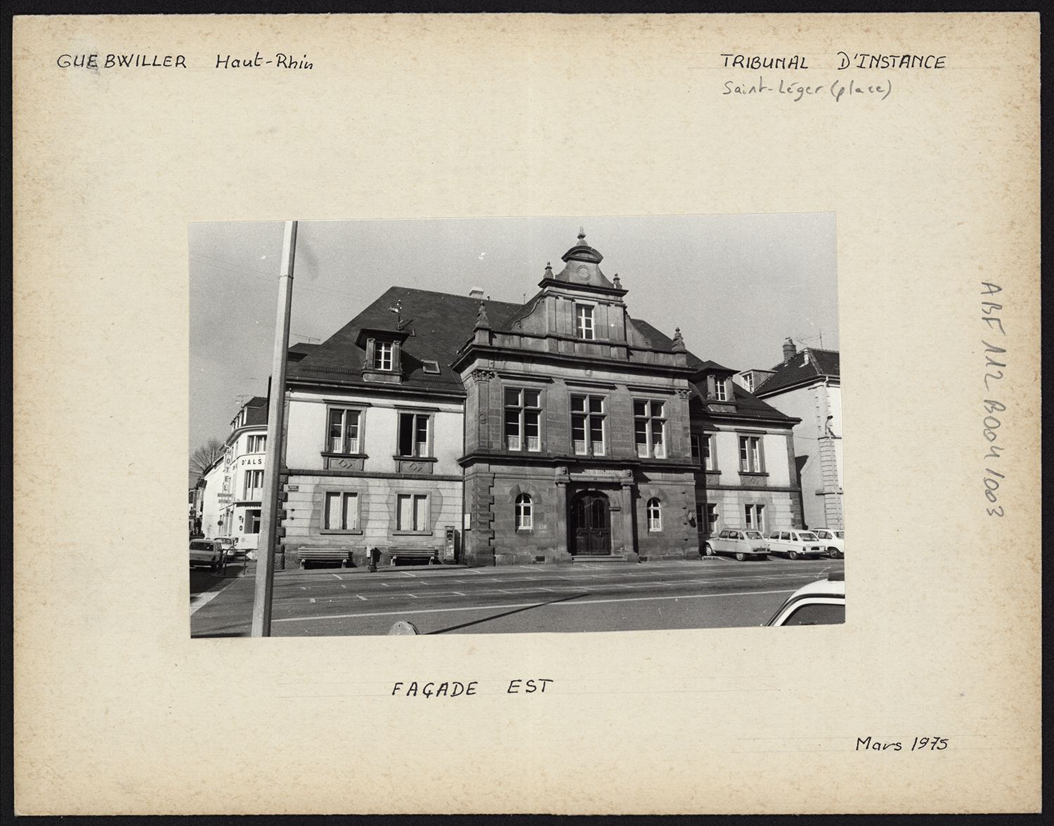 Vue d’ensemble de la façade sur rue.