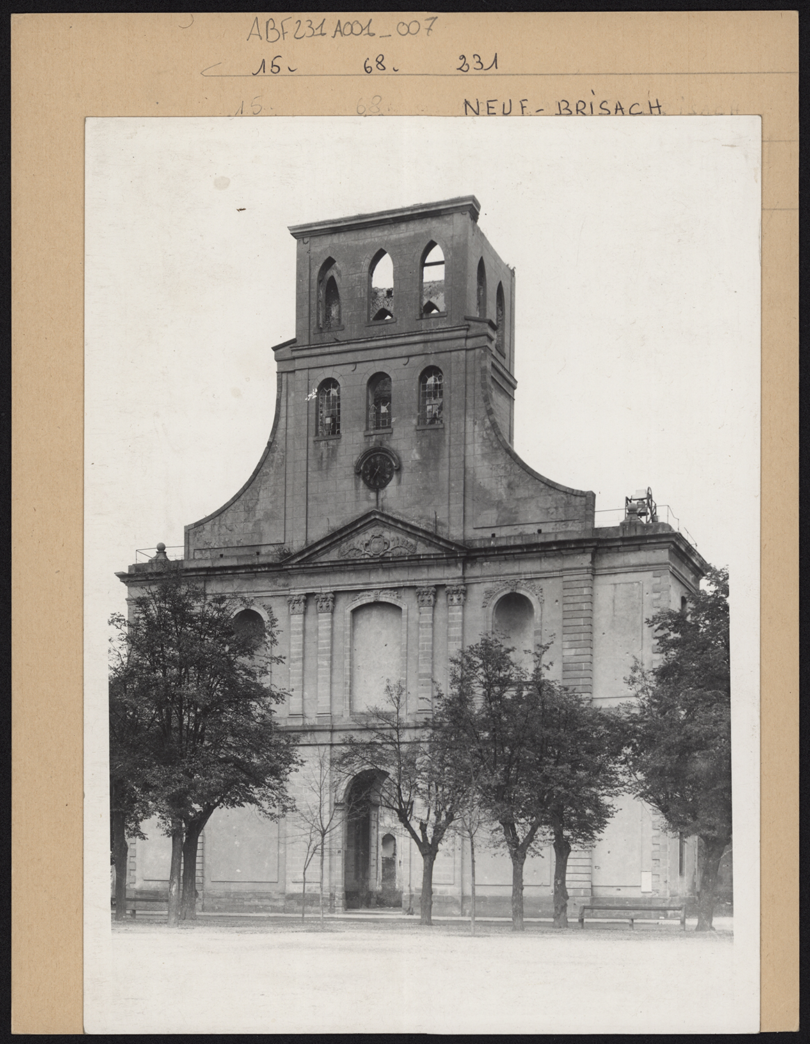 Dommages de guerre, vue d’ensemble de la façade principale.