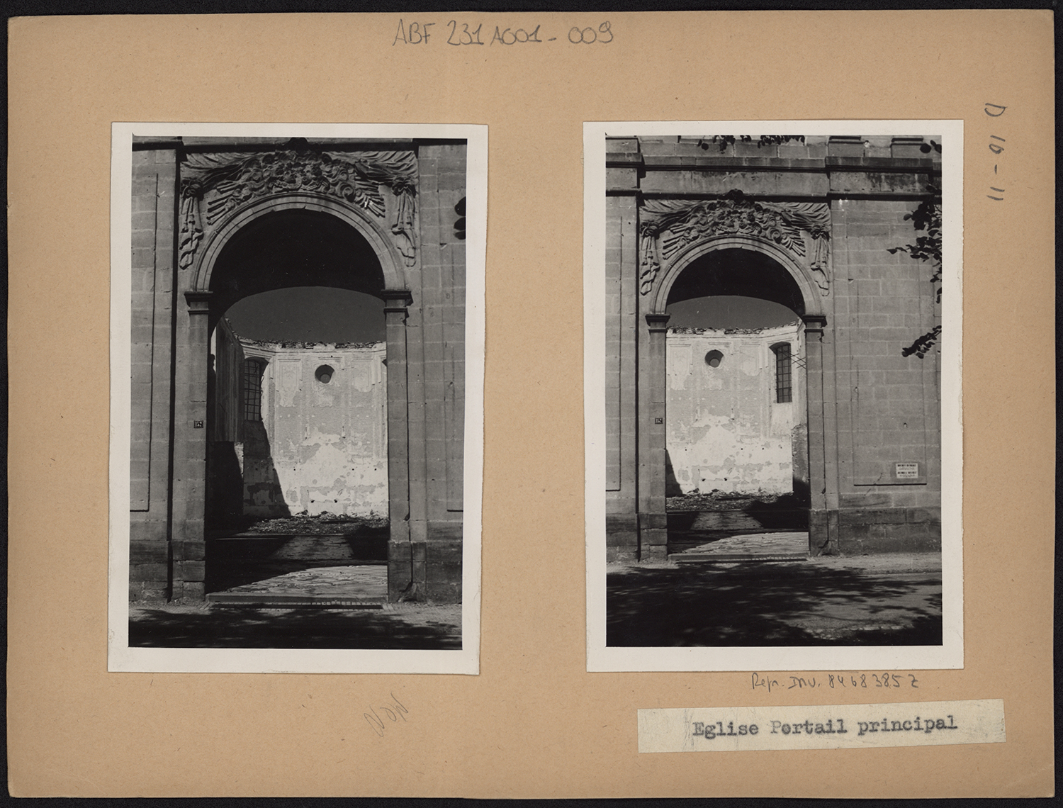 Dommages de guerre, vues de détail du portail principal.