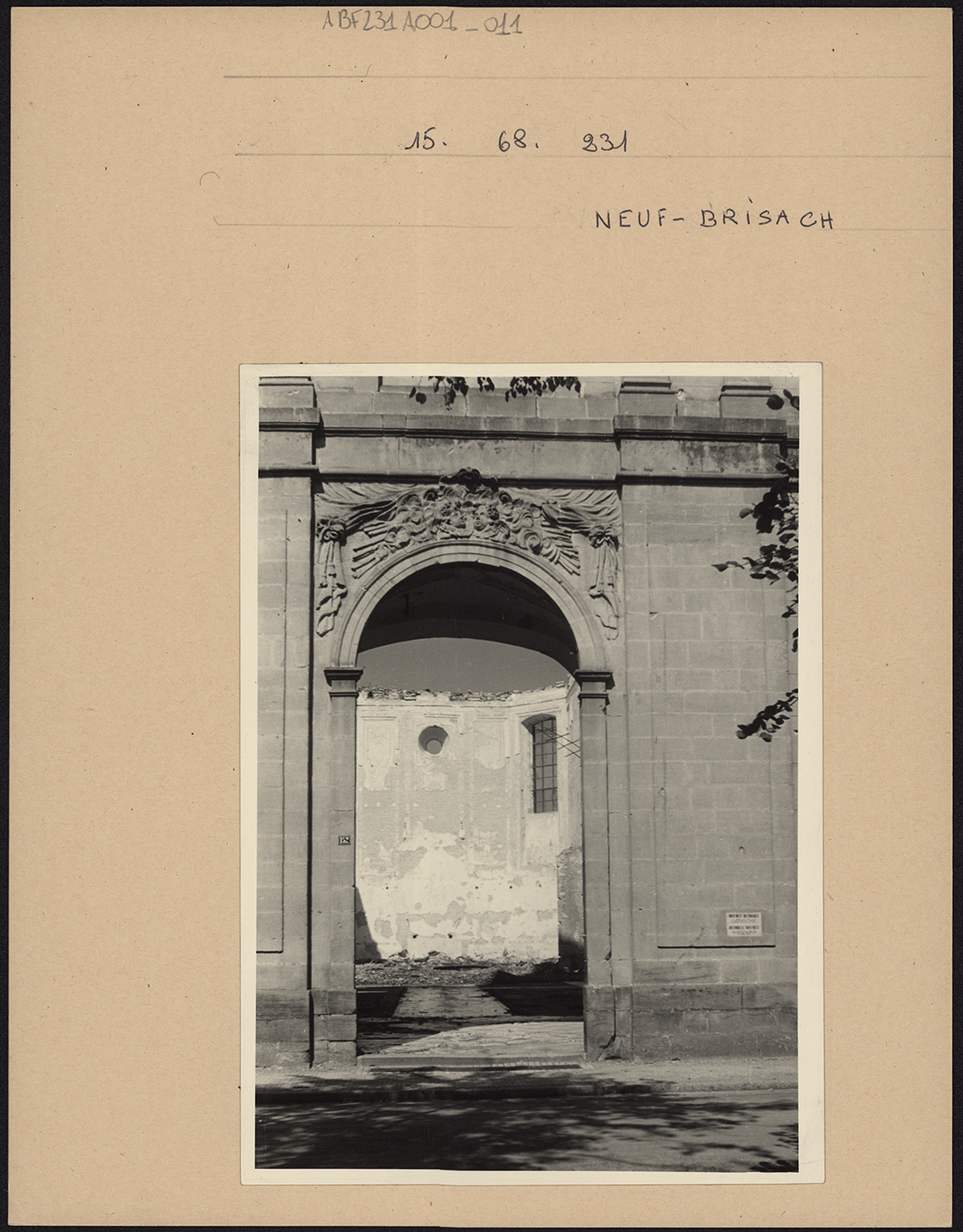 Dommages de guerre, vue de détail du portail principal.