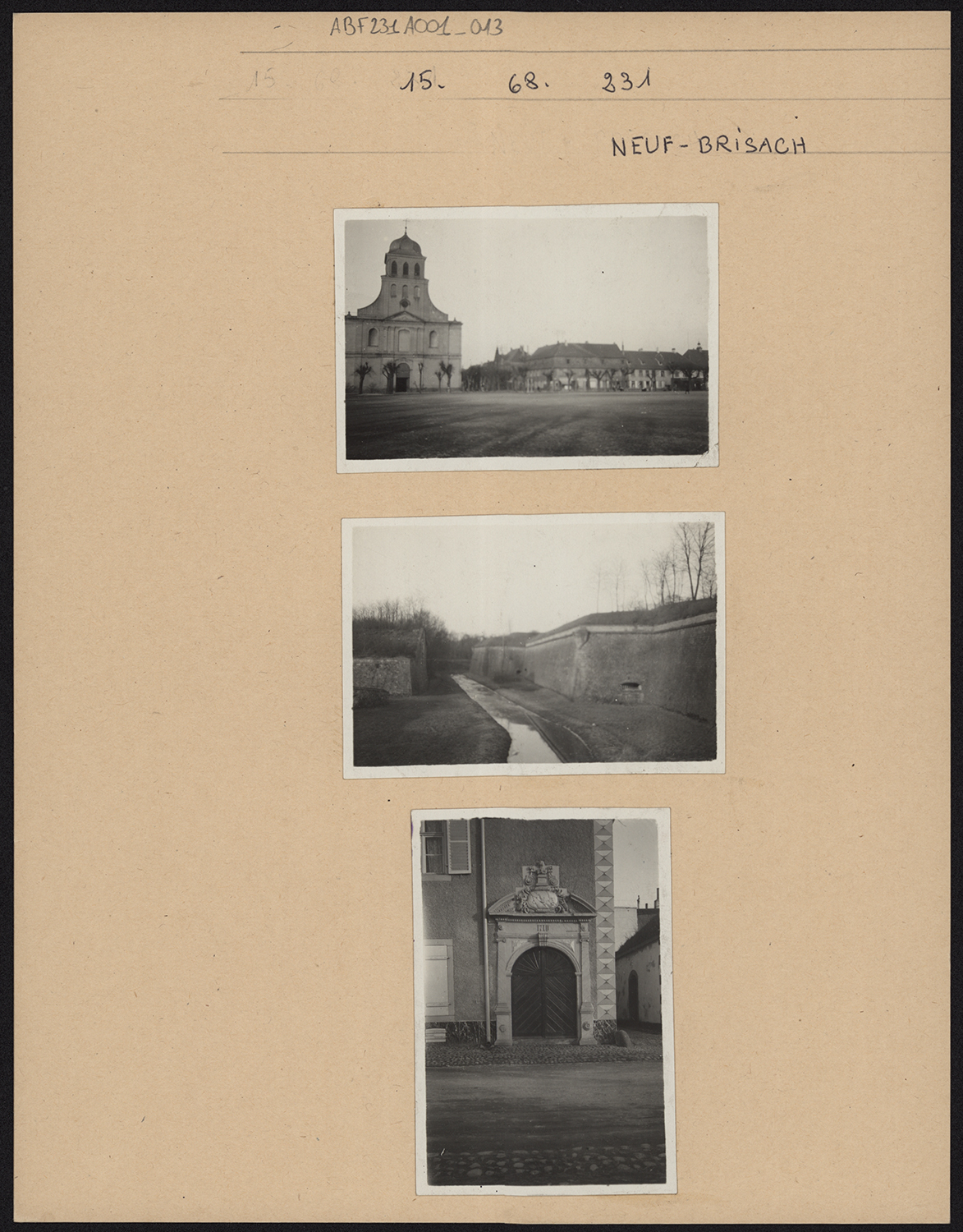 Vue d’ensemble de la façade principale ; vue d’ensemble des remparts et vue de détail d’une porte de maison.