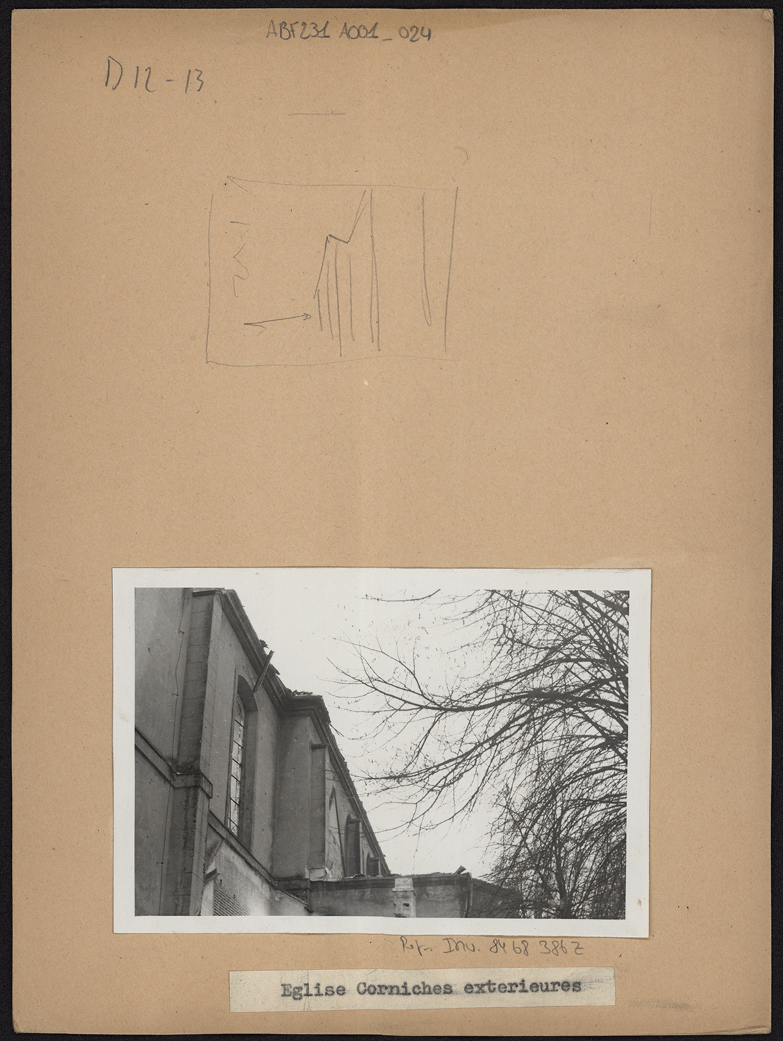 Dommages de guerre, vue de détail des corniches extérieures.