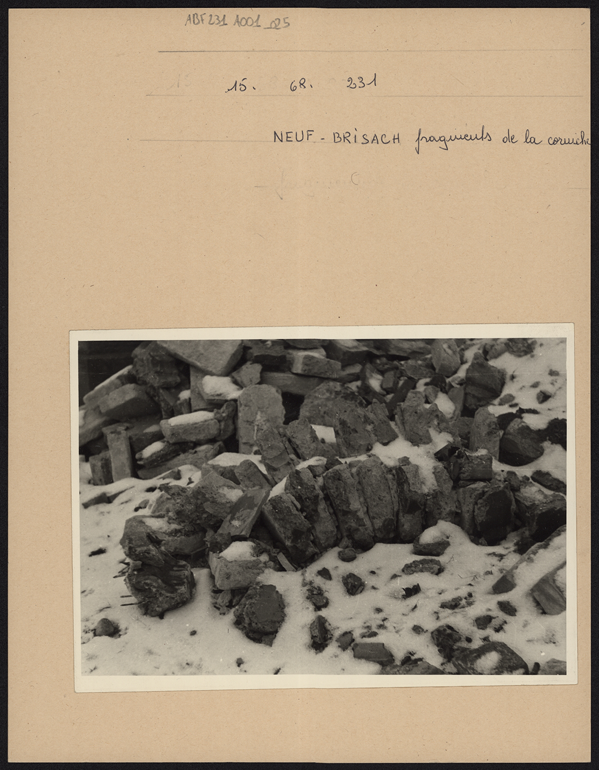 Dommages de guerre, vue de détail de fragments d’une corniche.