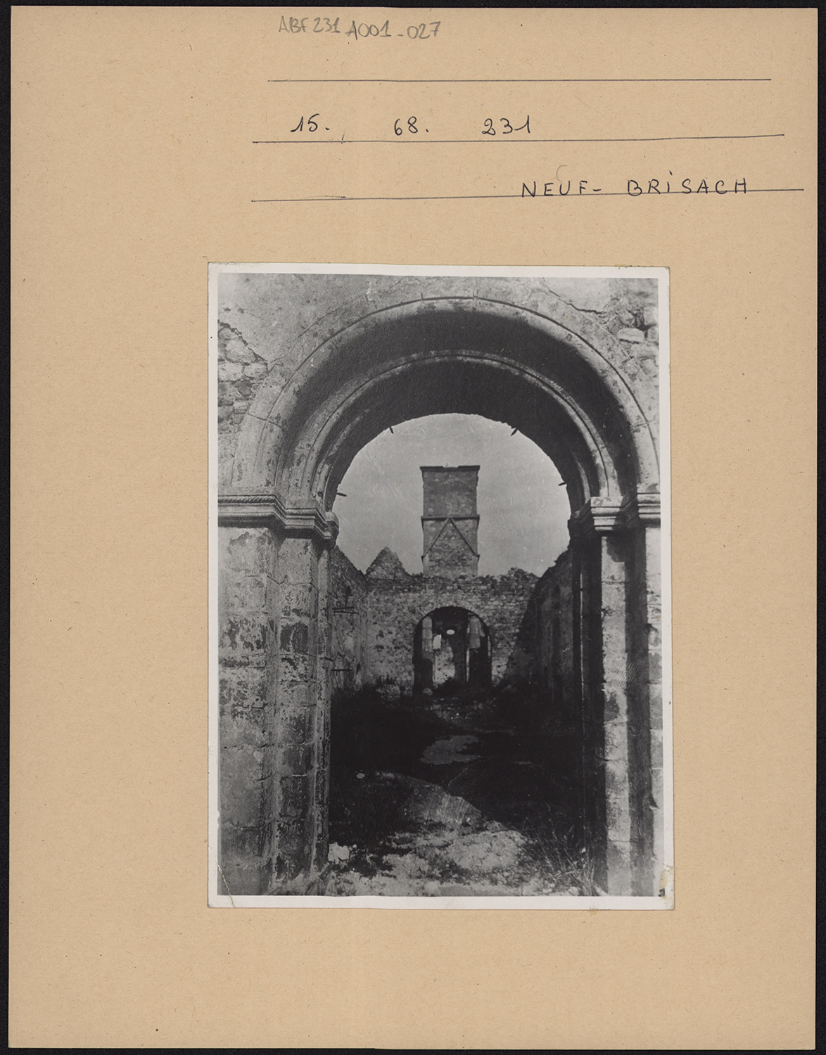 Dommages de guerre, vue intérieure vers la nef.