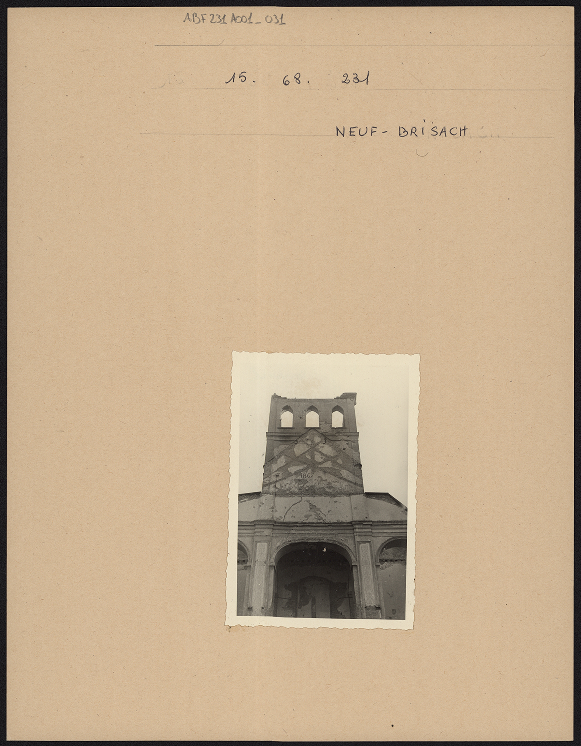 Dommages de guerre, vue de détail du clocher.