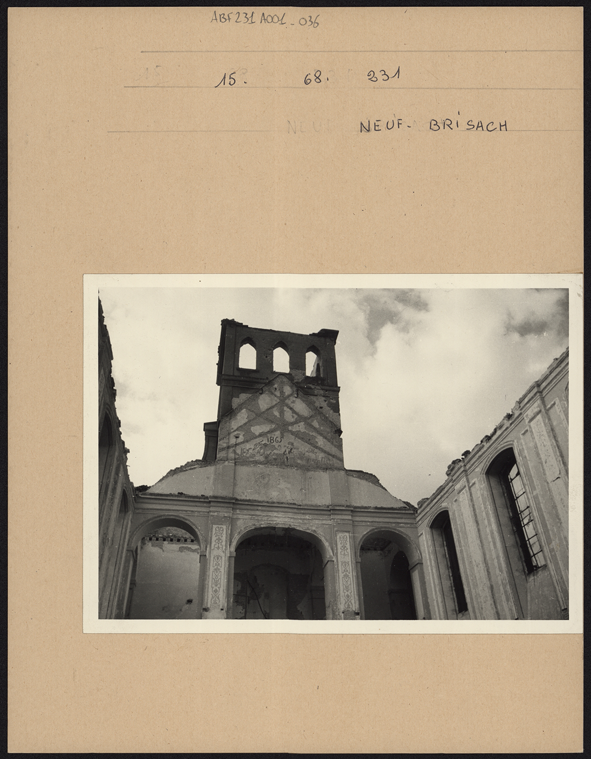 Dommages de guerre, vue de détail du clocher.