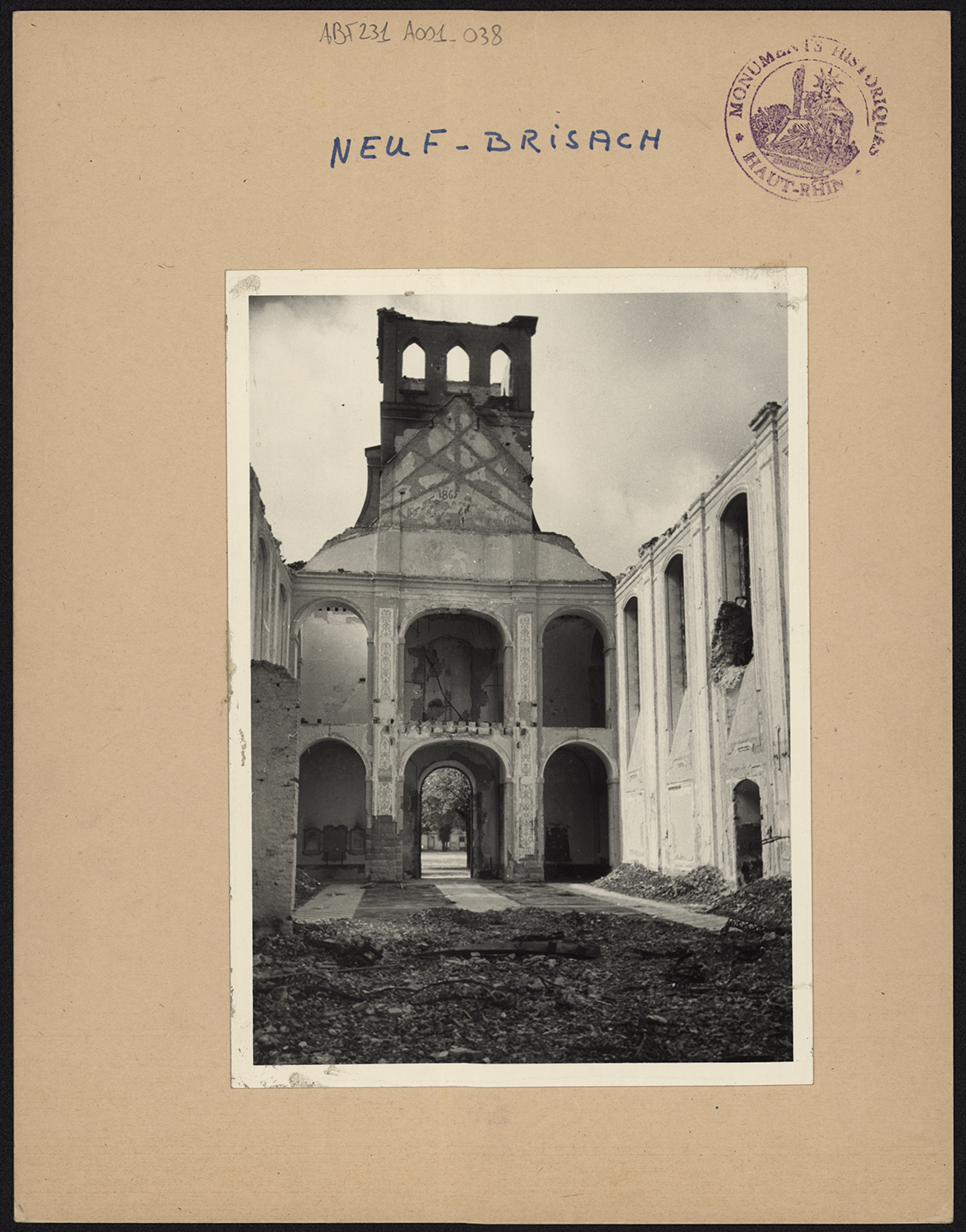 Dommages de guerre, vue intérieure vers le clocher.