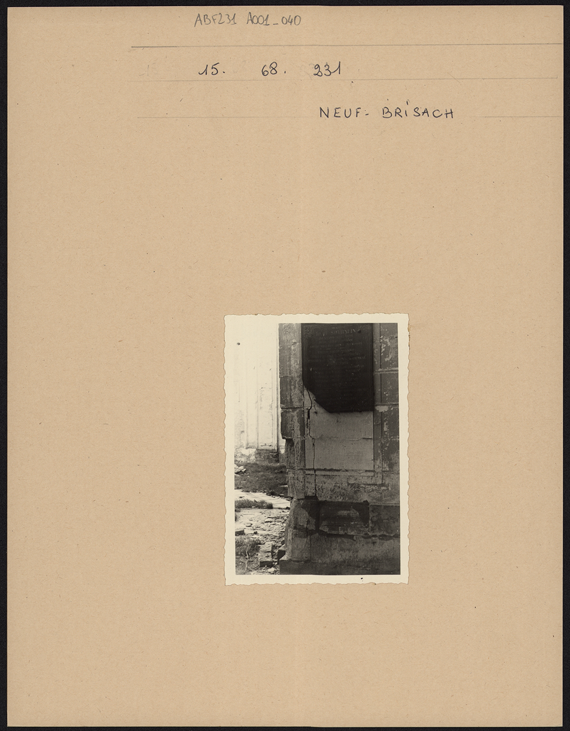 Dommages de guerre, vue de détail du jambage du portail principal.
