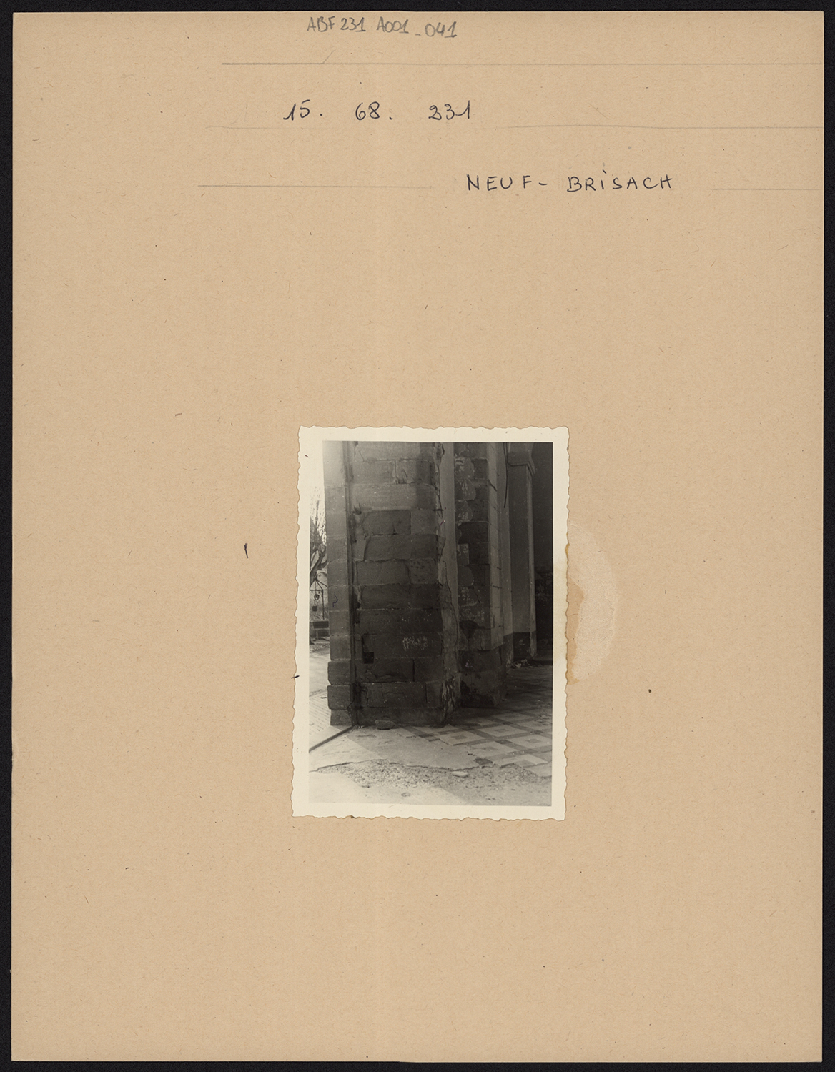Dommages de guerre, vue de détail du jambage du portail principal.