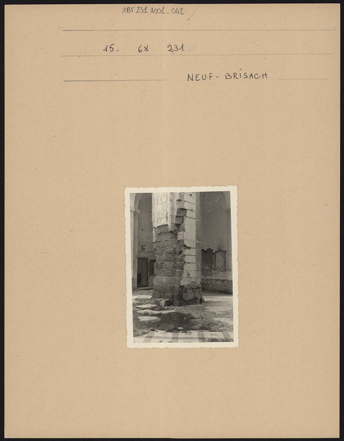 Dommages de guerre, vue de détail d’un pilier de la nef.
