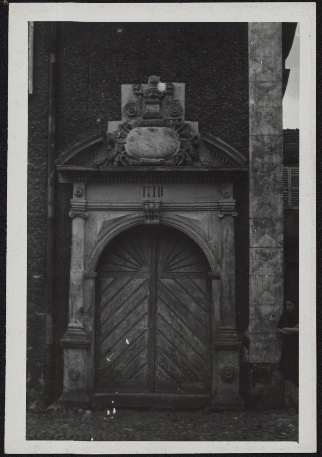Vue de détail de la porte sur la rue.