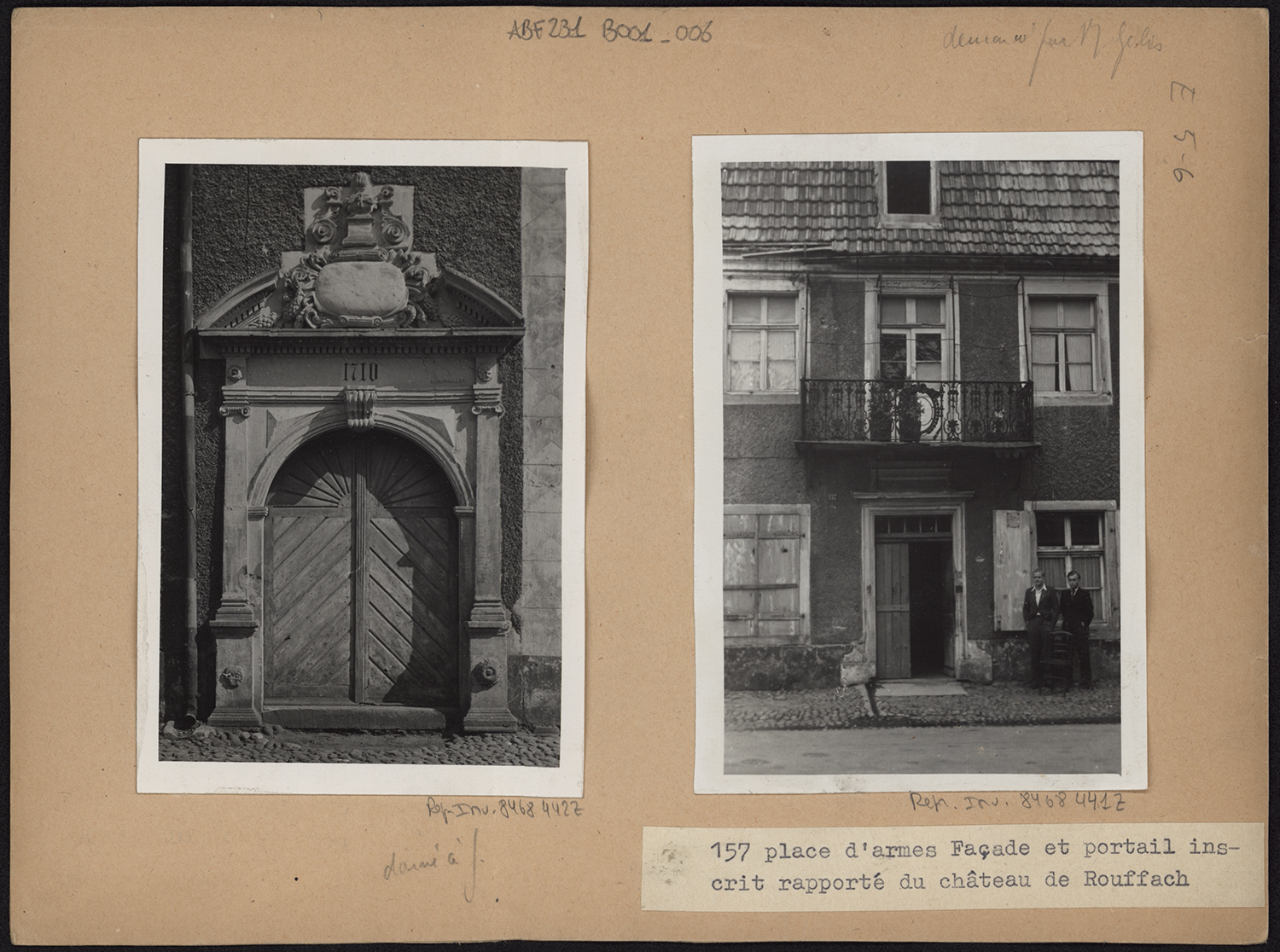 Vues de détail des portes sur la rue.