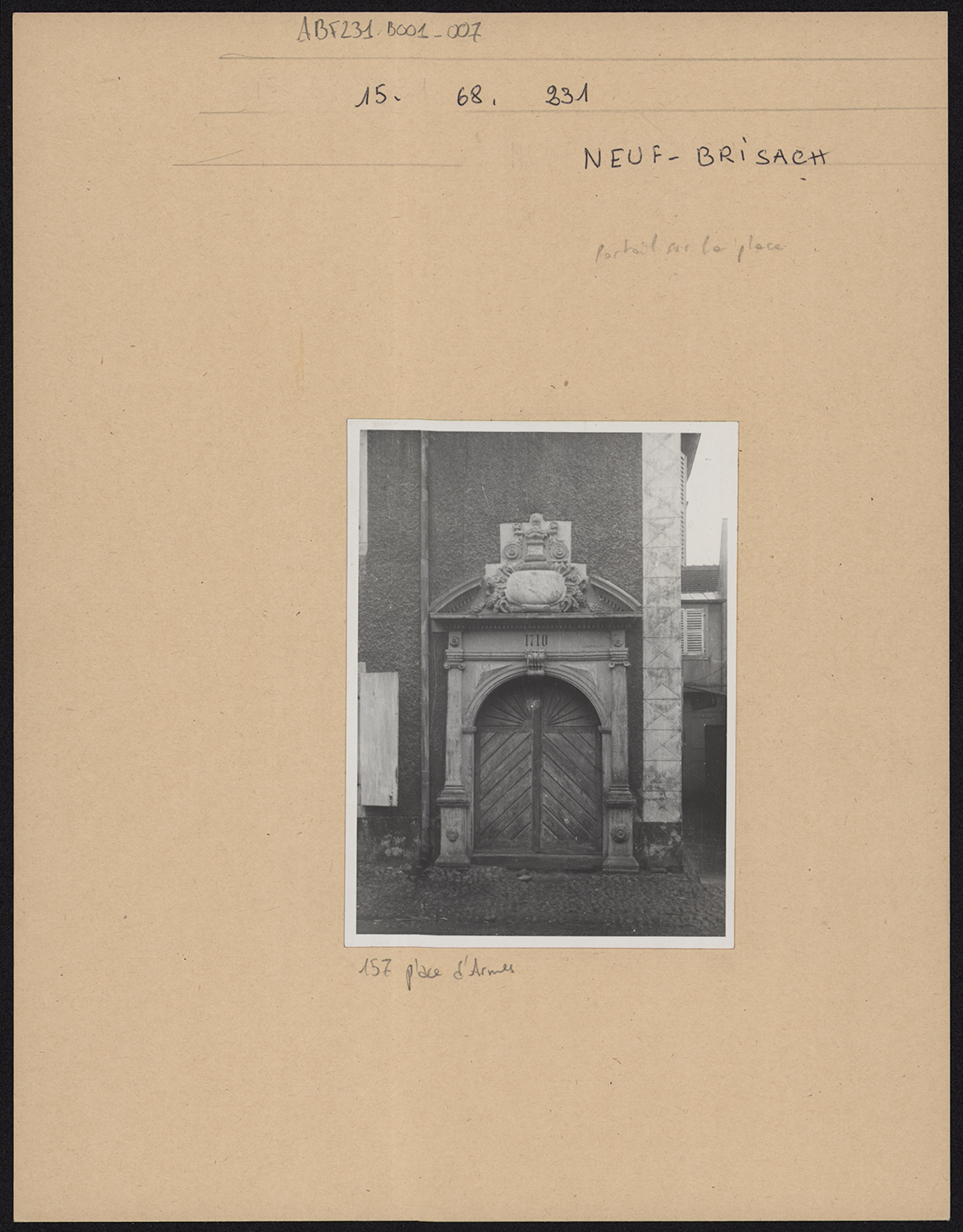 Vue de détail de la porte sur la rue.