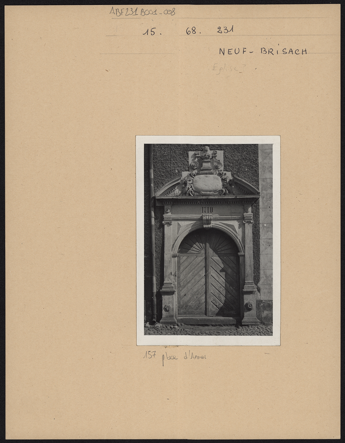 Vue de détail de la porte sur la rue.