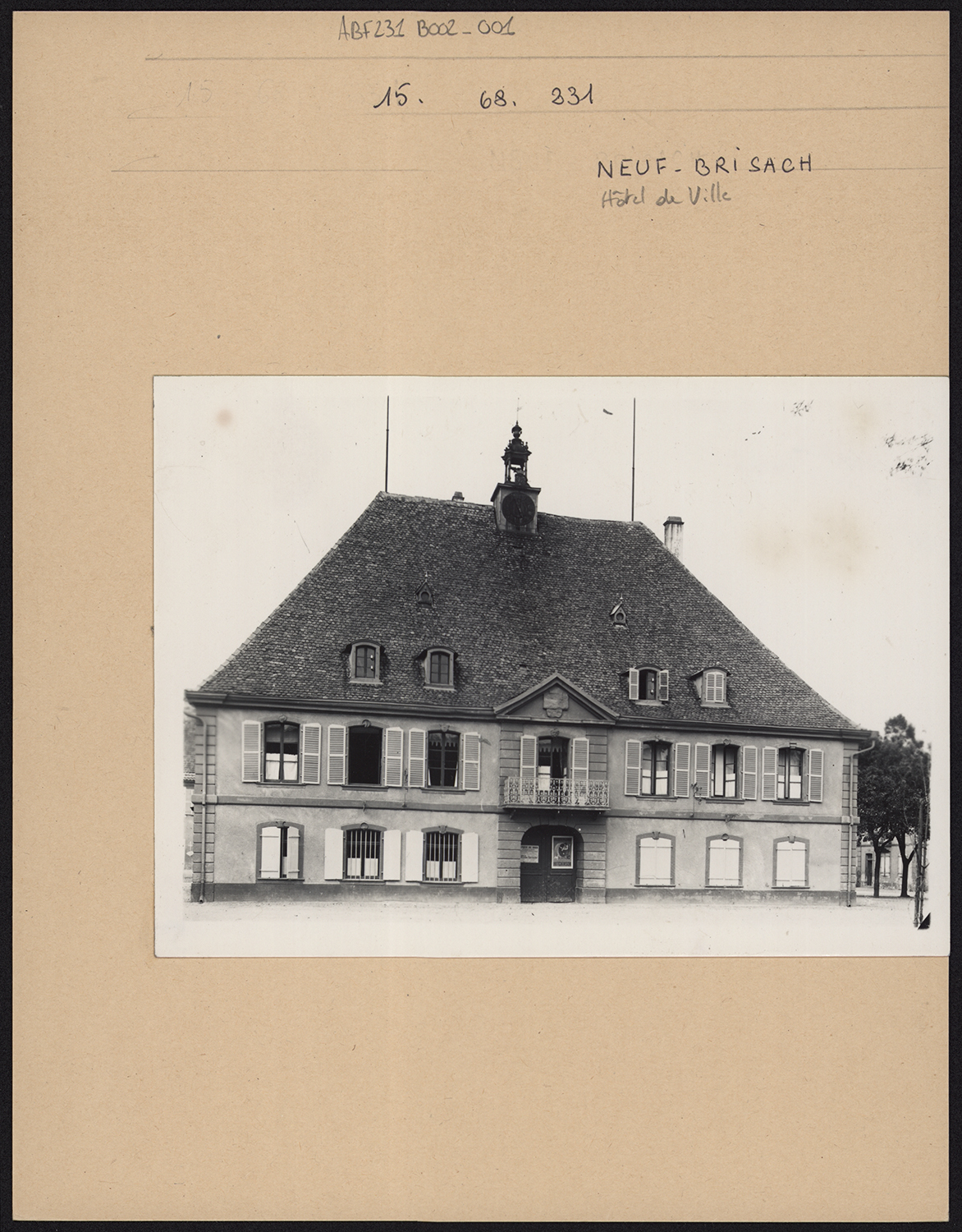 Vue d’ensemble de la façade sur la place.