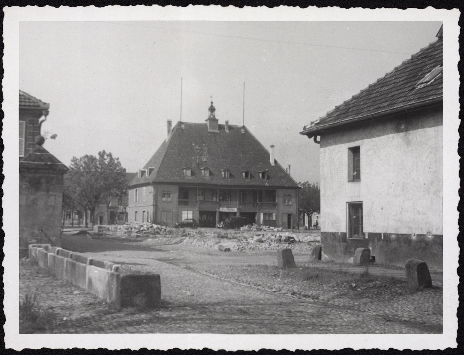 Dommages de guerre, vue d’ensemble de la façade sur la rue.