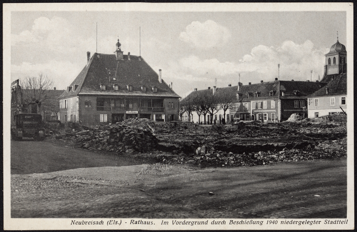 Dommages de guerre, vue d’ensemble de la façade sur la rue.