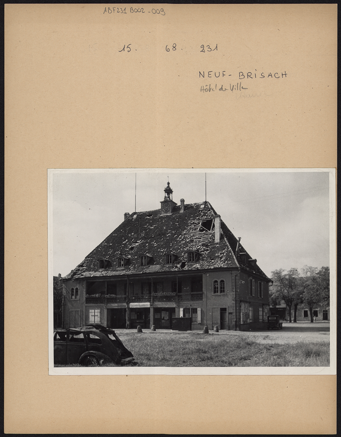 Dommages de guerre, vue d’ensemble de la façade sur la rue.