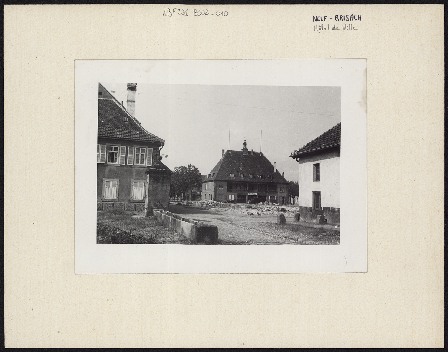 Dommages de guerre, vue d’ensemble de la façade sur la rue.