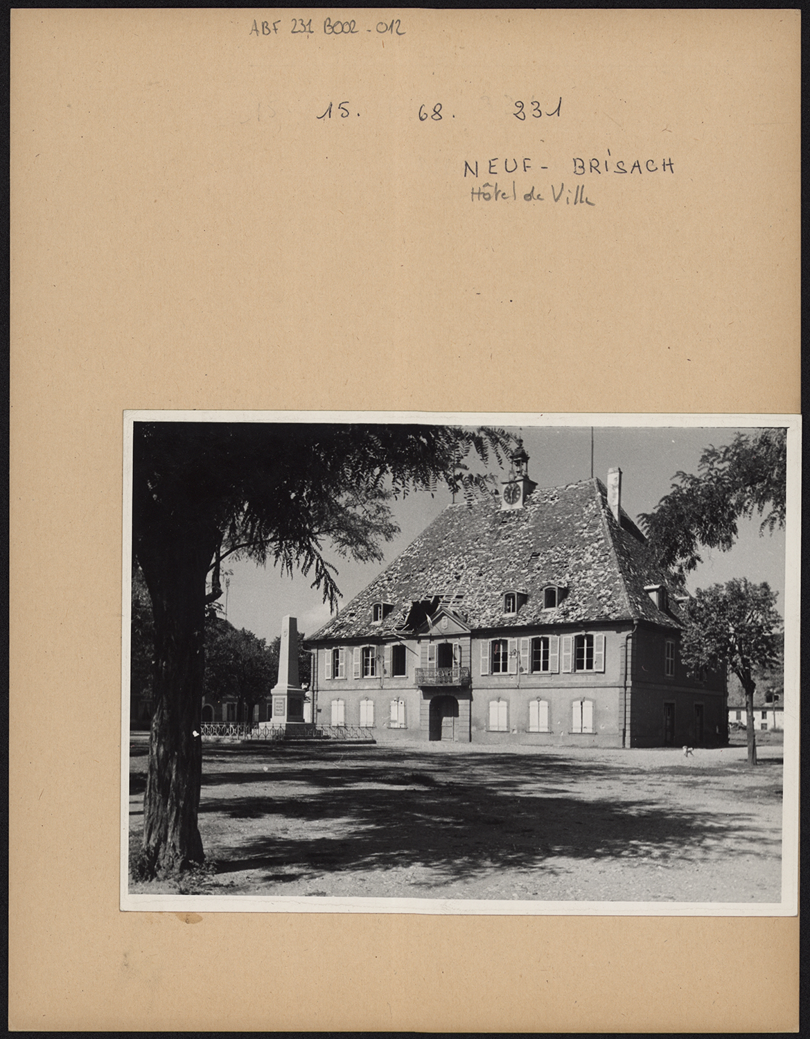 Dommages de guerre, vue d’ensemble de la façade sur la place.