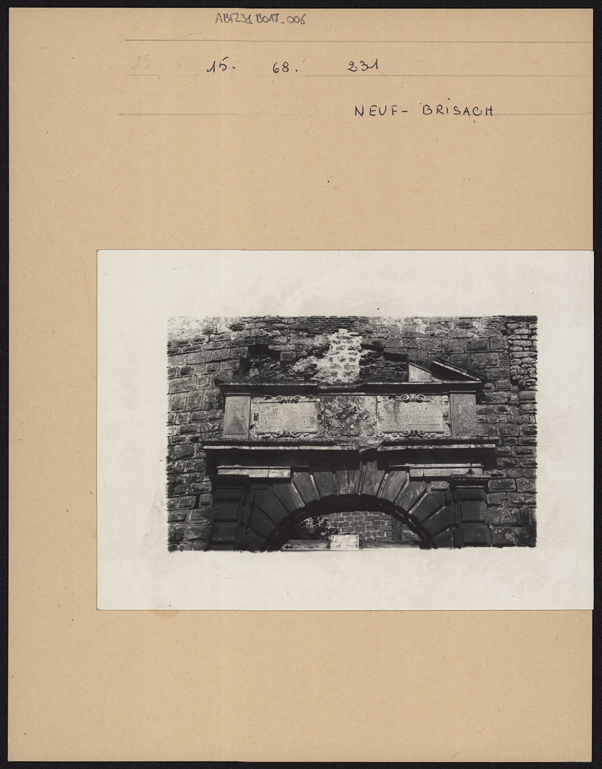 Vue de détail de l’entablement d’une porte de ville (?).