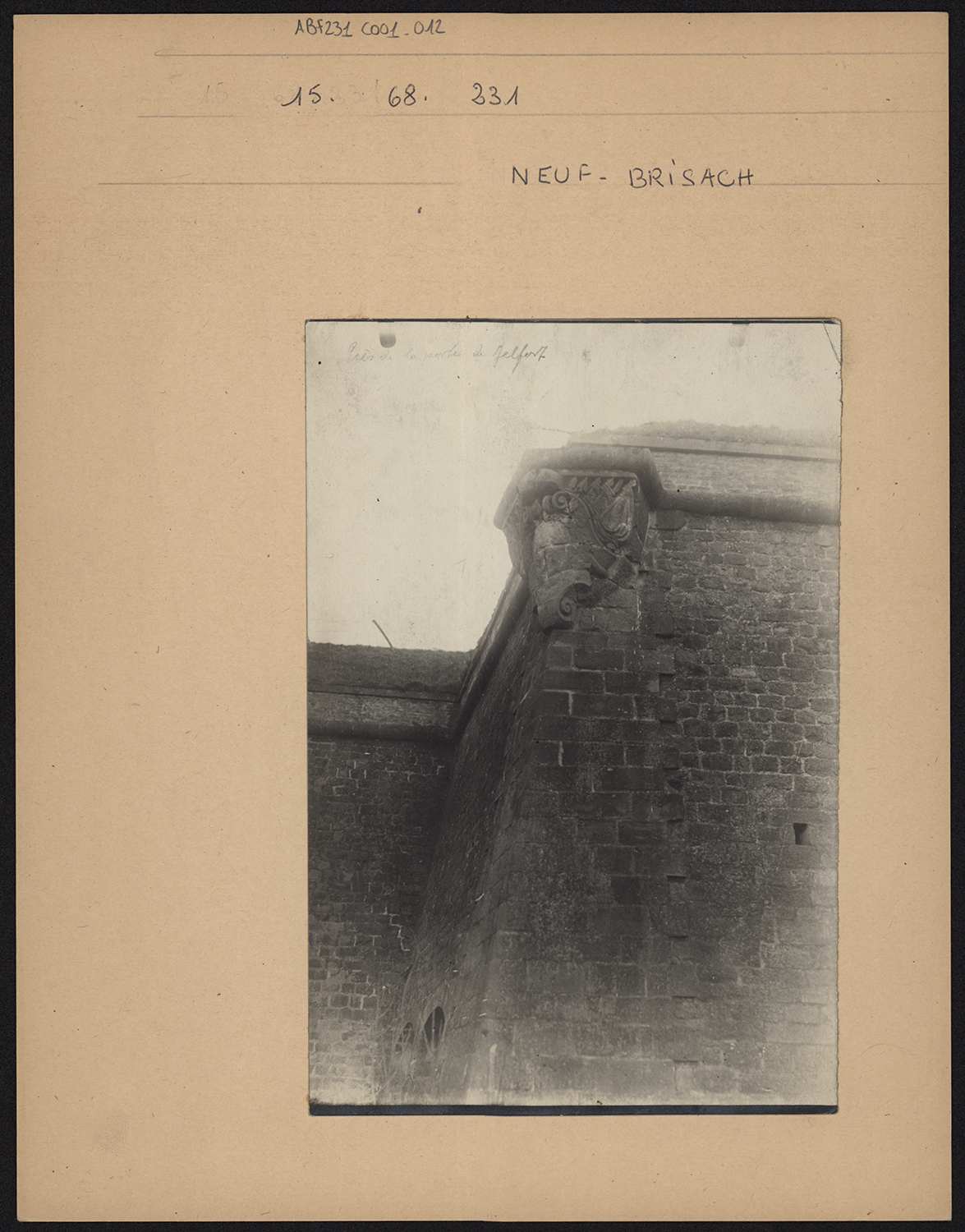 Vue de détail du rempart à l’est de la Porte de Belfort.