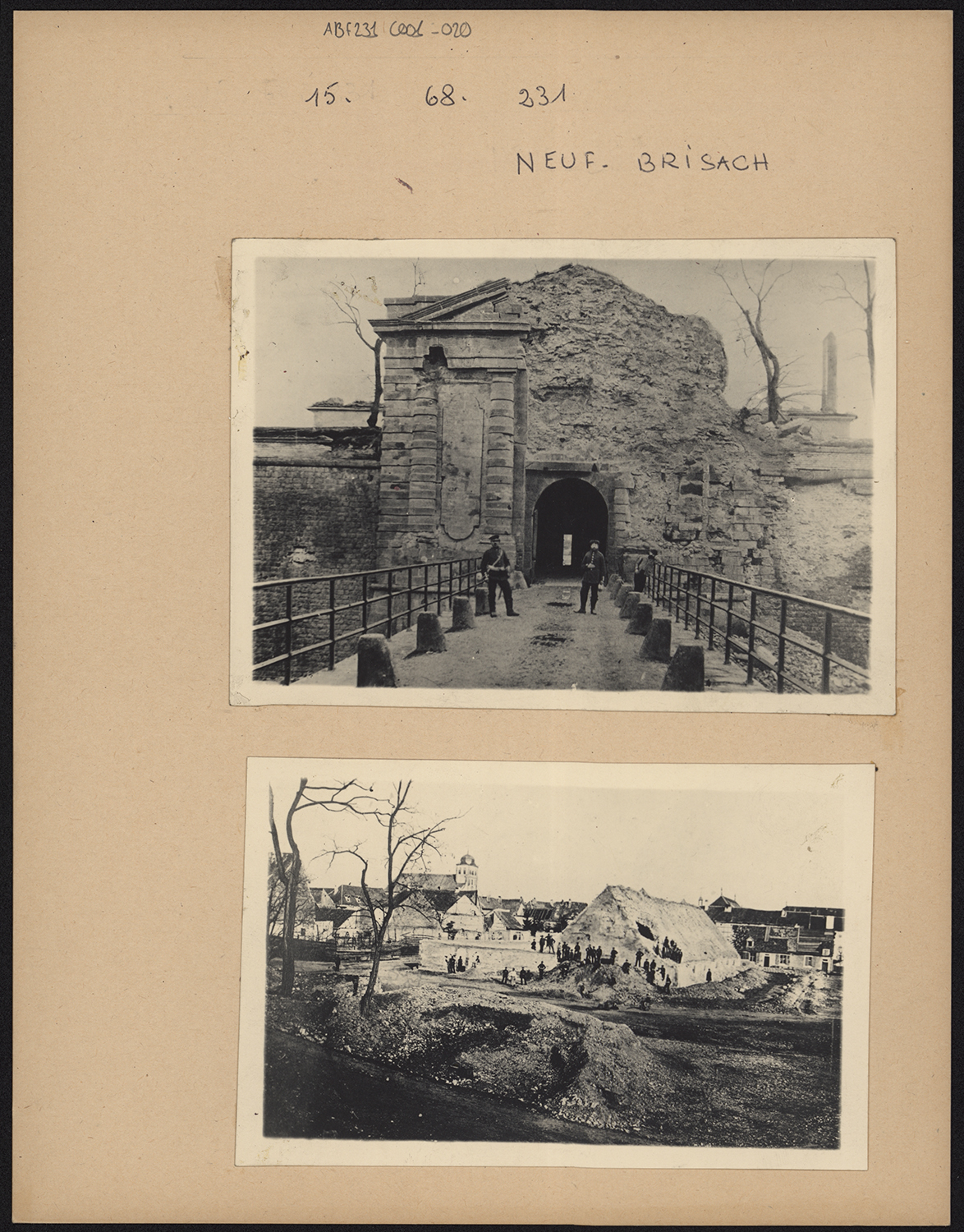 Vue d’ensemble de la porte de Strasbourg hors ville après les destructions de la guerre de 1945 (?), vue d’ensemble de la ville du côté nord-est.