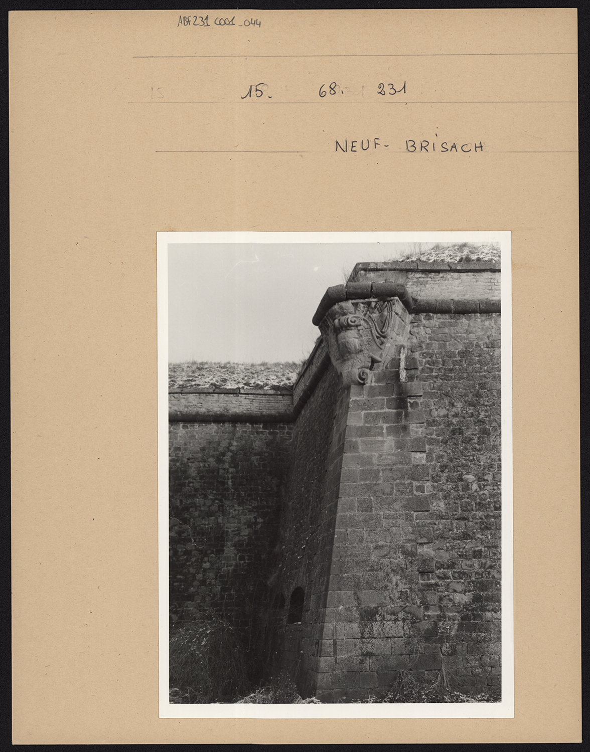 Vue de détail du rempart.