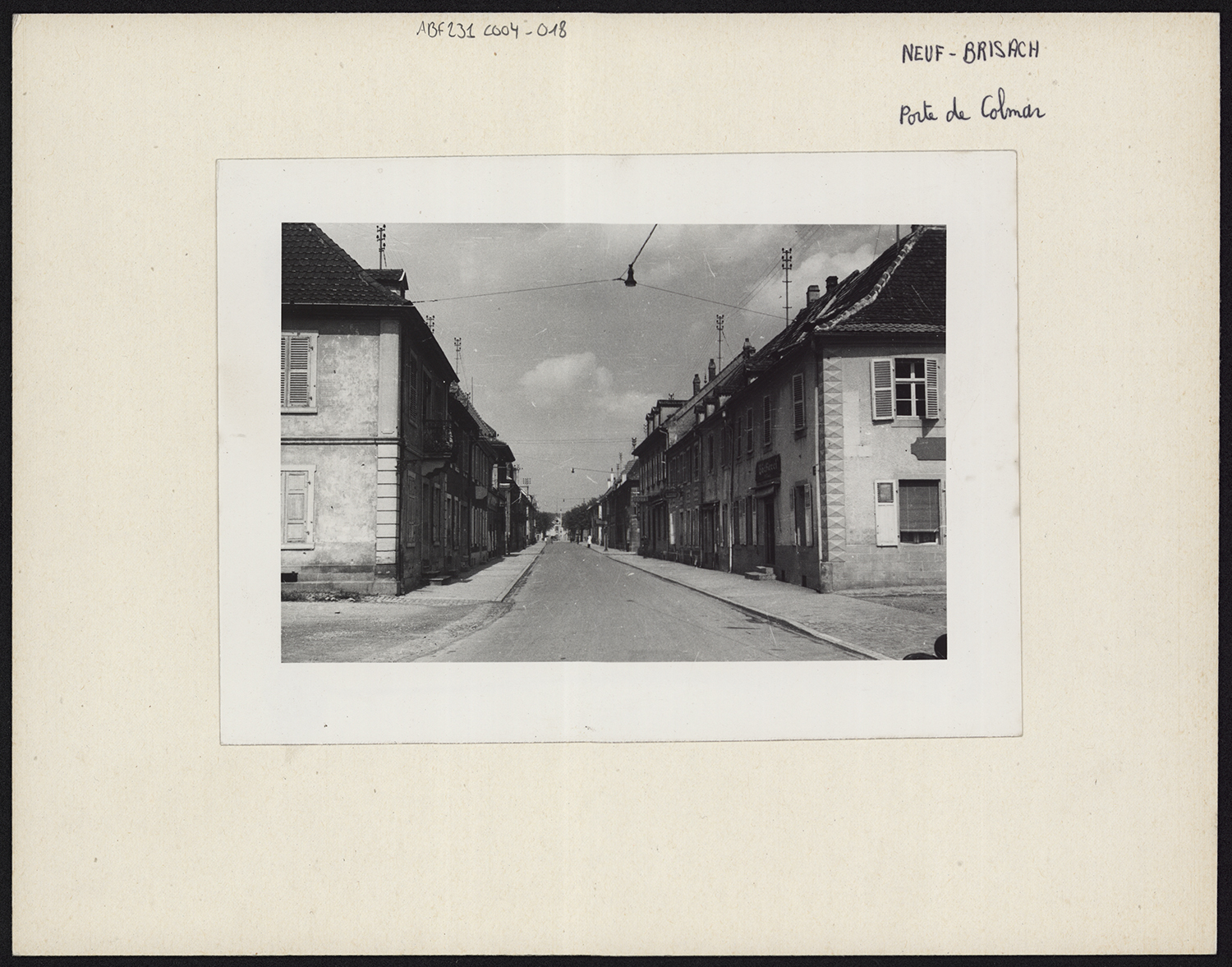 Vue d’ensemble de la rue de Colmar depuis la porte de Colmar.