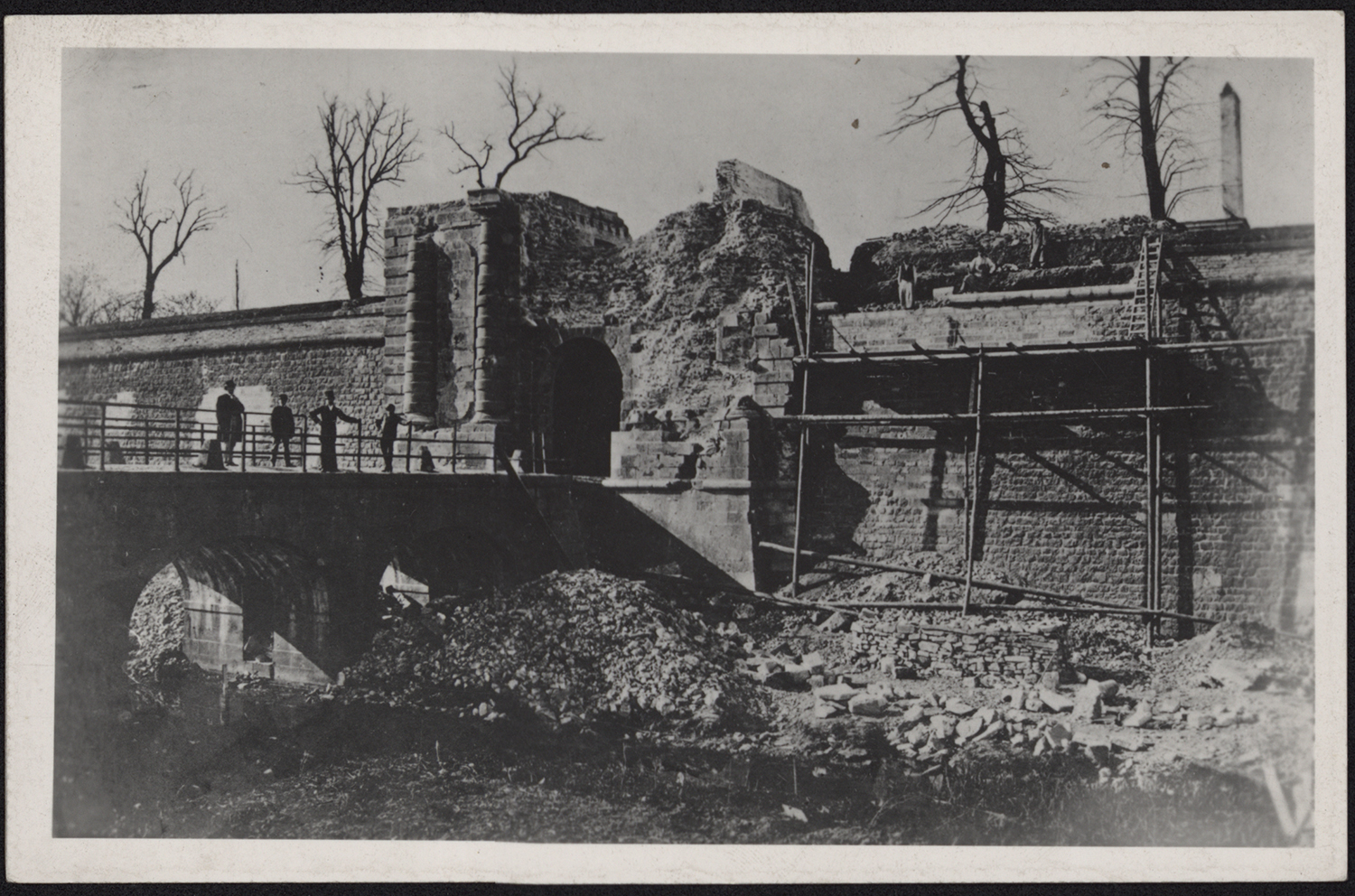 Dommages de guerre, vue d’ensemble côté fossé.