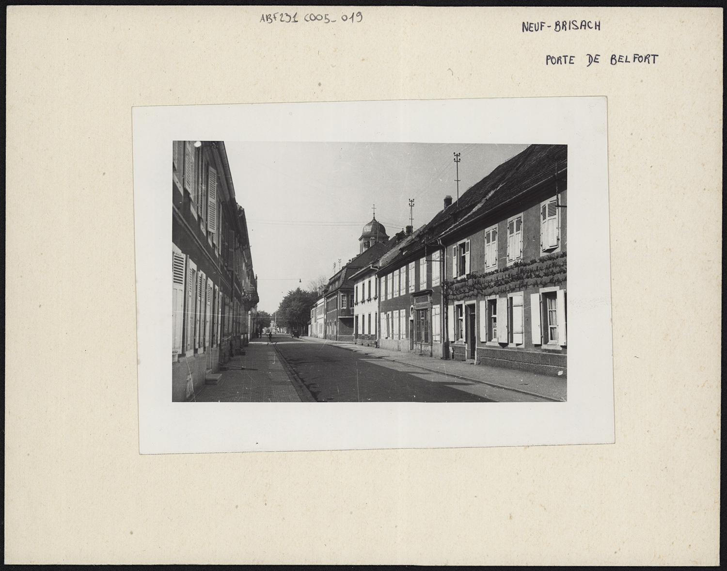 Vue de la rue de Belfort depuis la porte de Belfort.