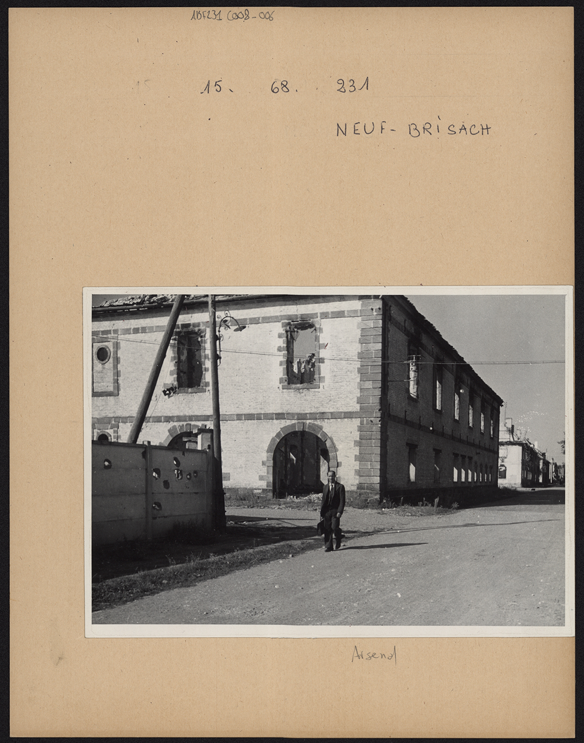 Dommages de guerre, vue d’ensemble des façades latérales en 1946.