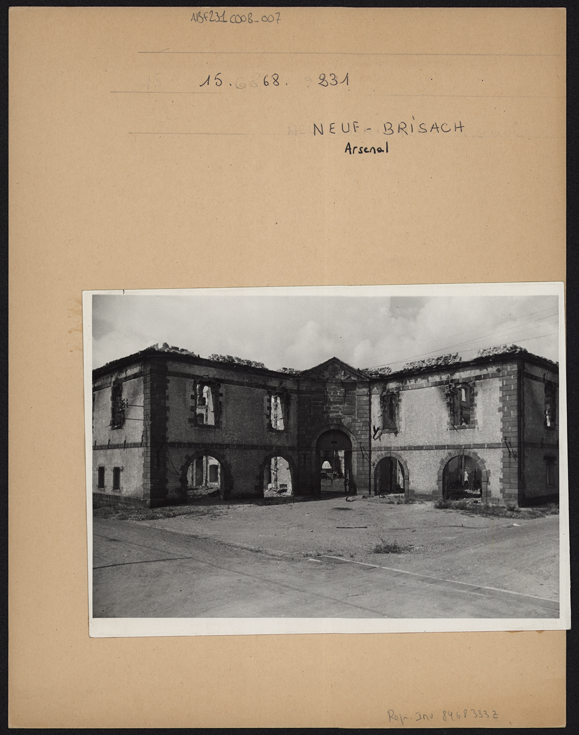 Dommages de guerre, vue d’ensemble depuis la place de l’Arsenal après 1946.