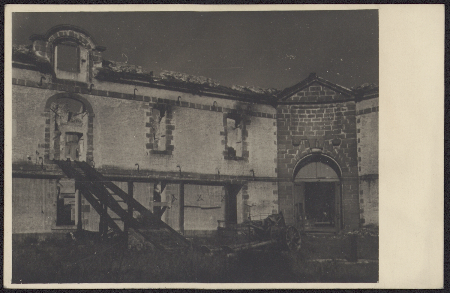 Dommages de guerre, vue intérieure dans la cour.