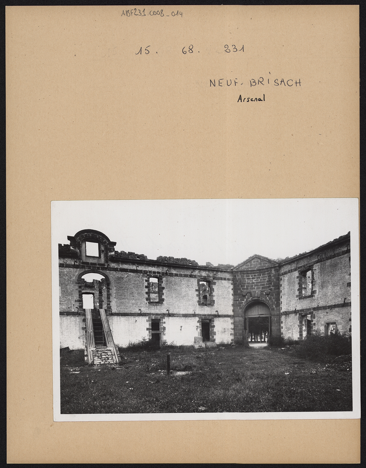 Dommages de guerre, vue intérieure dans la cour.