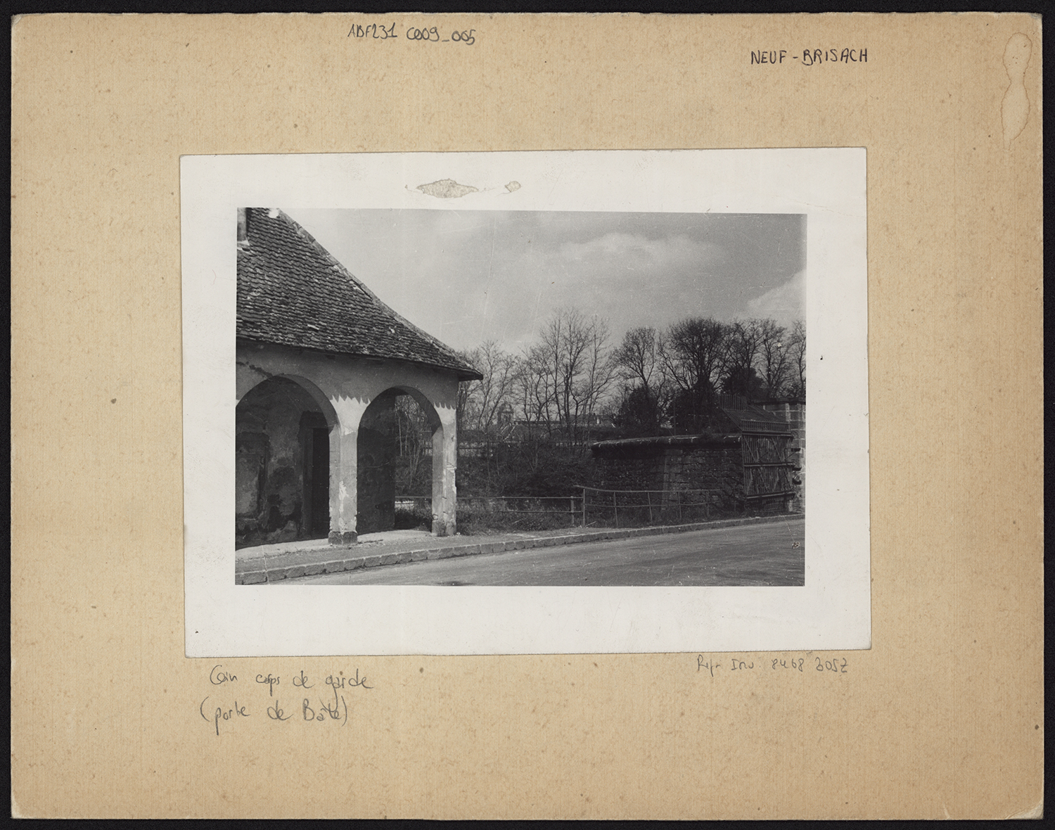 Vue de détail du corps de garde (détruit) ;
