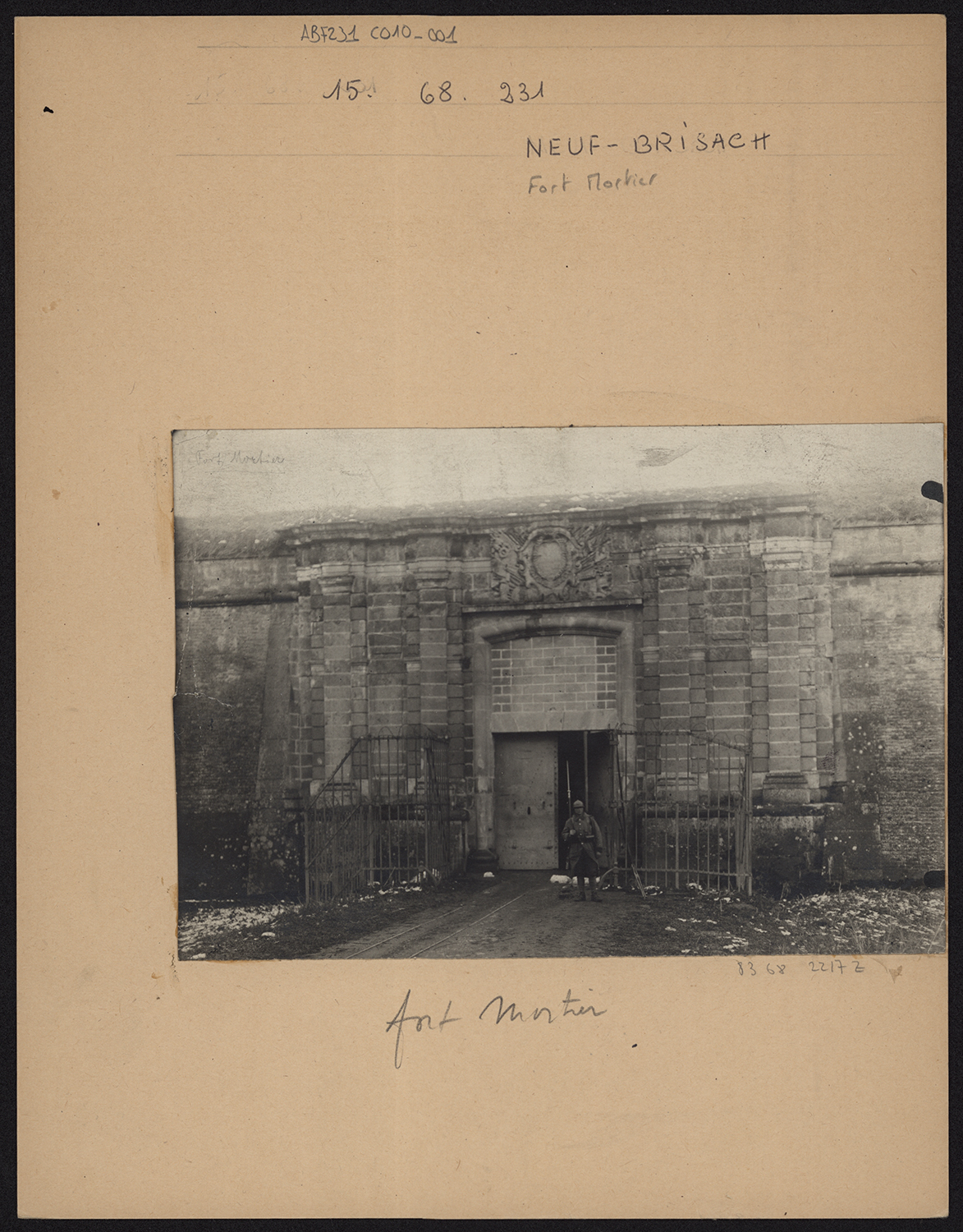 Vue d’ensemble de la porte.