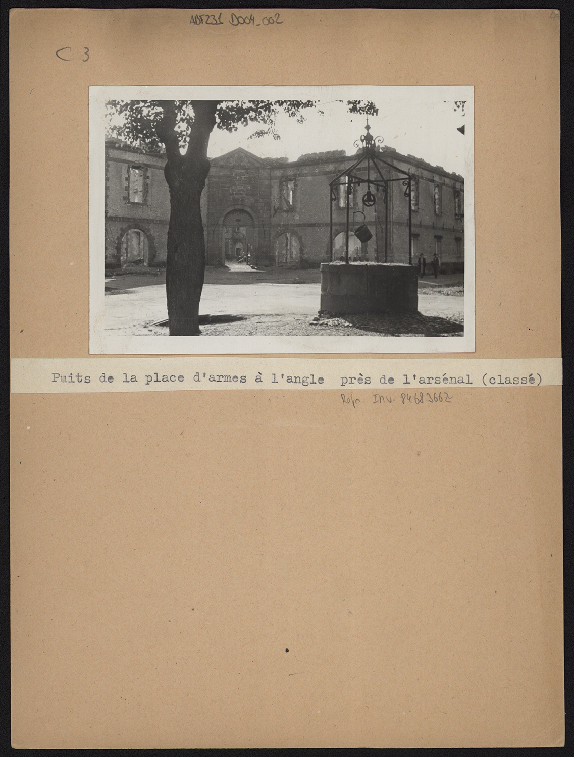 Dommages de guerre, vue d’ensemble depuis la place d’Armes.