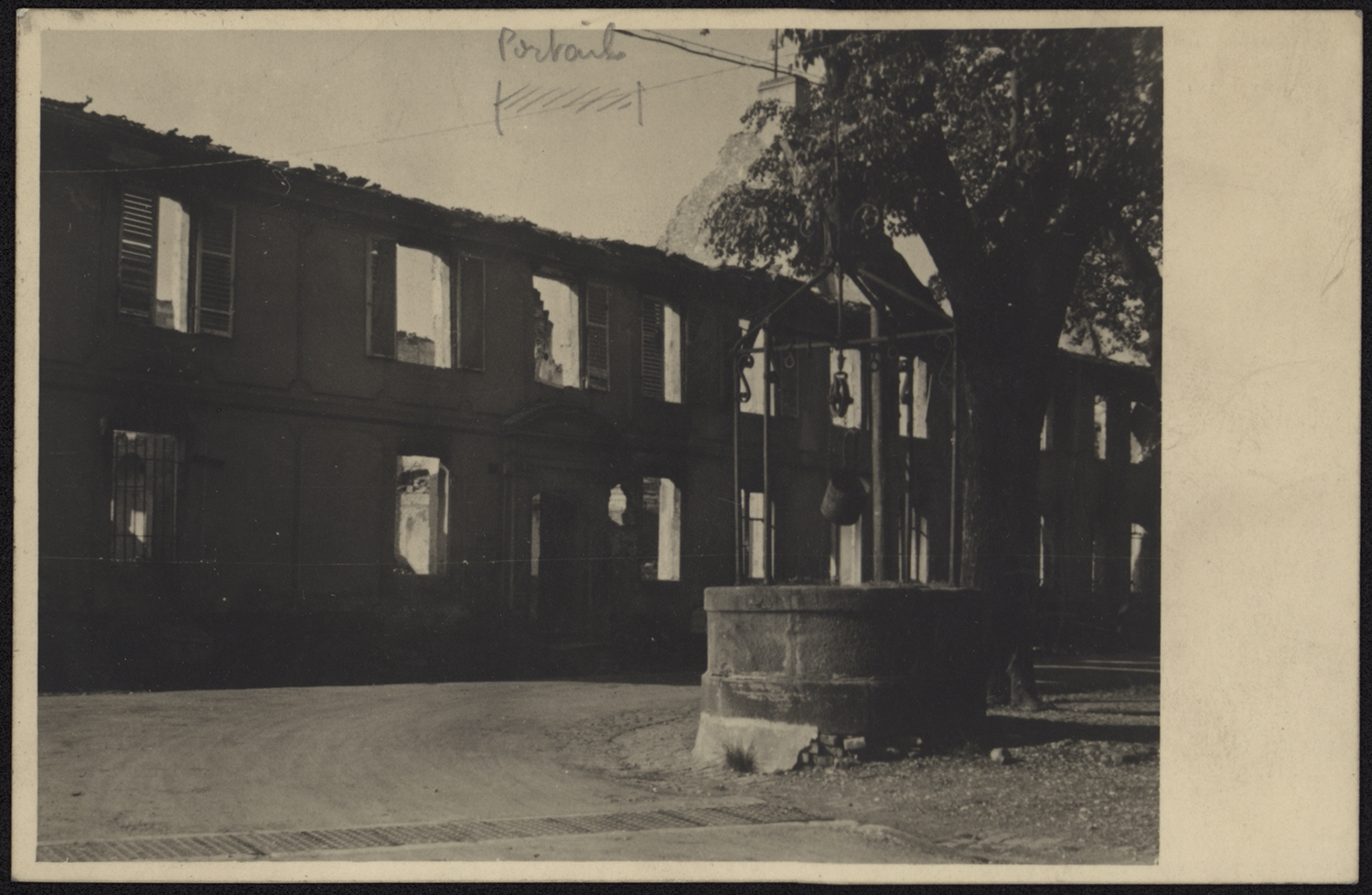 Dommages de guerre, vue d’ensemble depuis la place d’Armes.