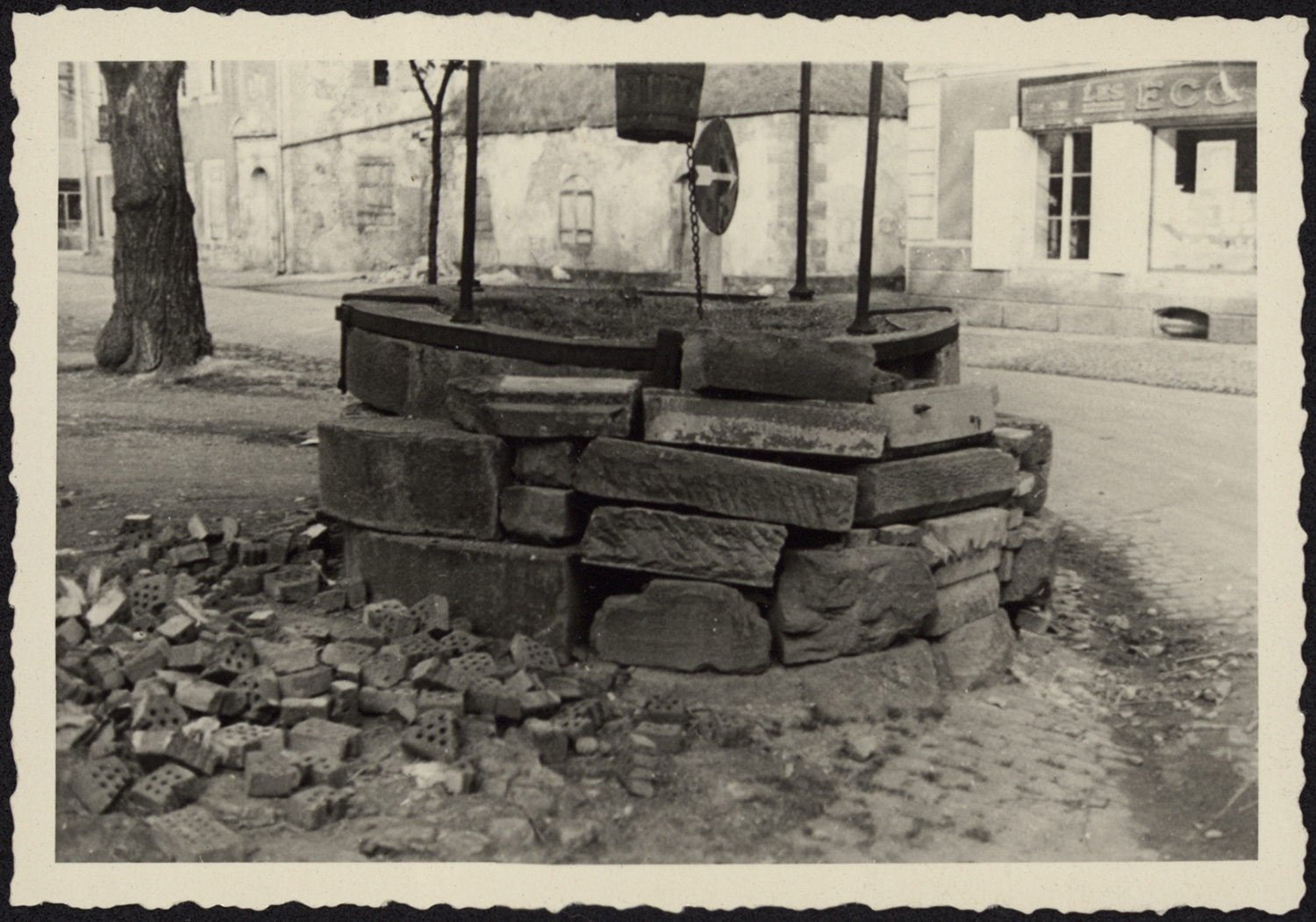Dommages de guerre, vue d’ensemble d’un puits.