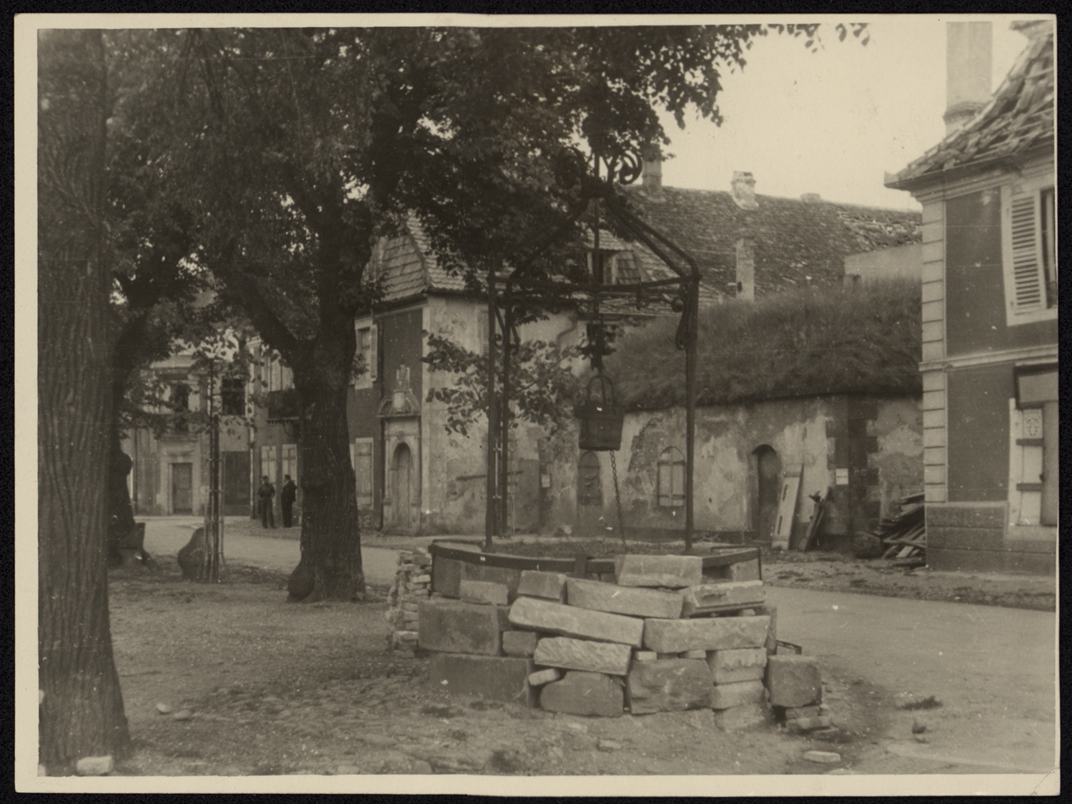 Dommages de guerre, vue d’ensemble d’un puits.