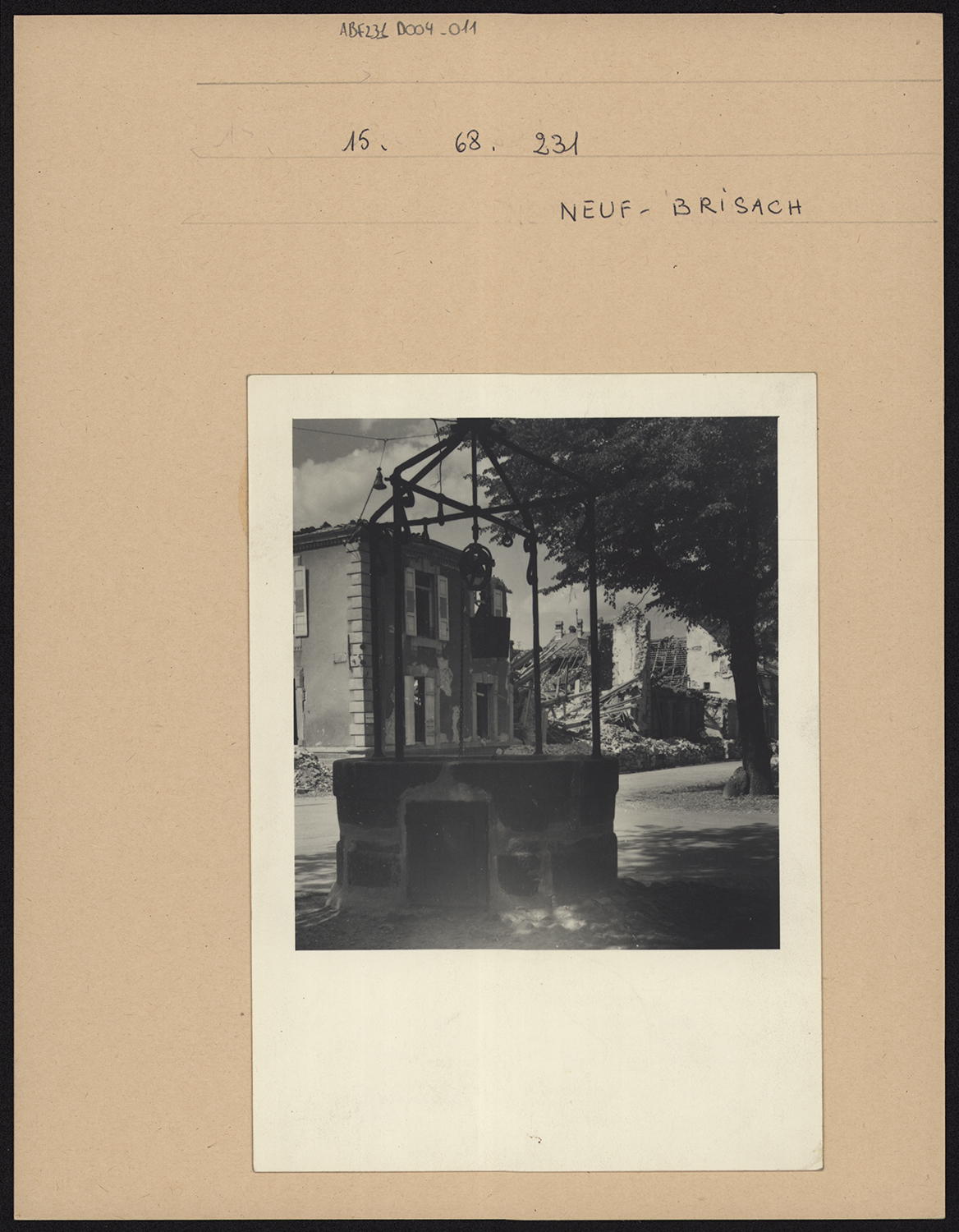 Dommages de guerre, vue d’ensemble d’un puits.
