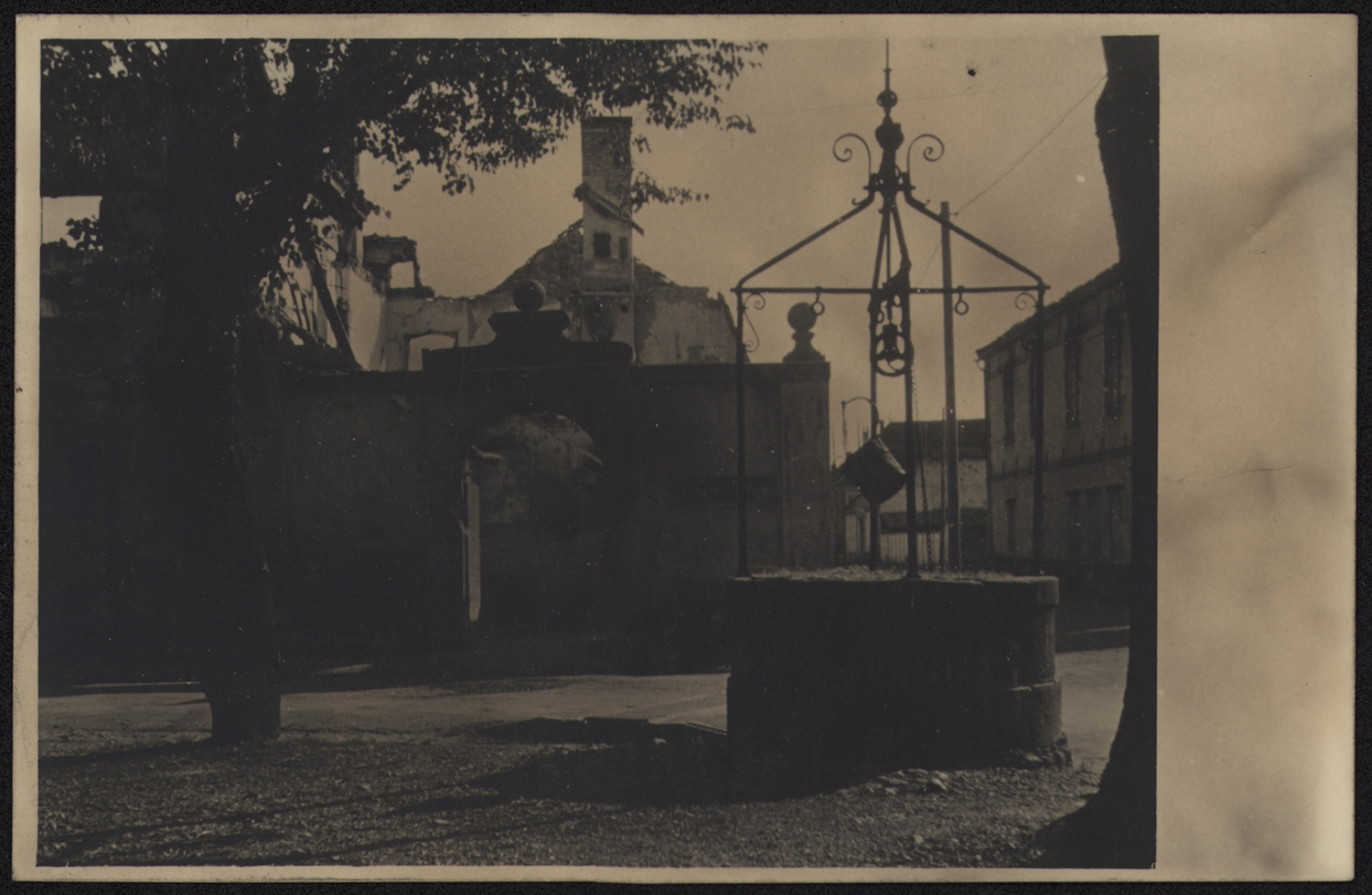 Dommages de guerre, vue d’ensemble d’un puits.