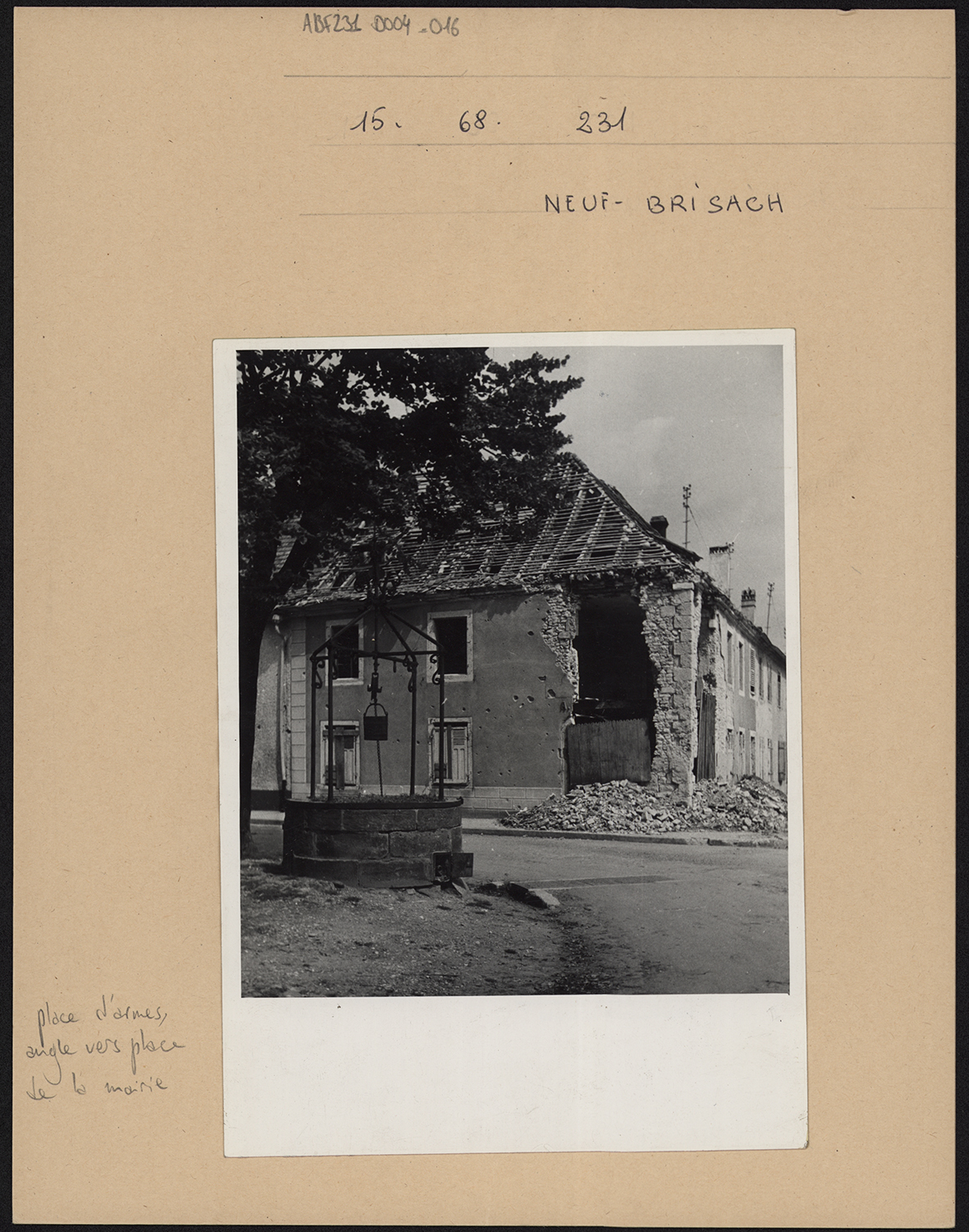 Dommages de guerre, vue d’ensemble du puits à l’angle vers la place de la mairie.