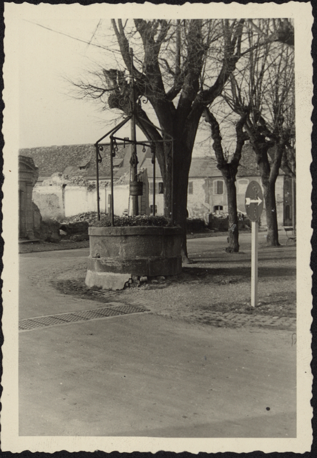 Dommages de guerre, vue d’ensemble d’un puits.
